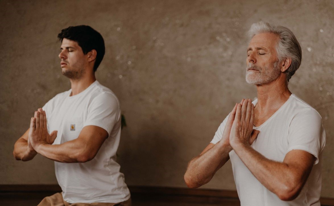 Der Yoga Krieger stärkt den gesamten Körper und verbessert die Balance.