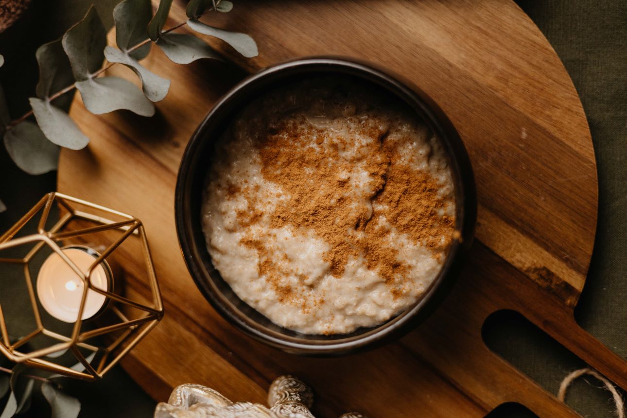 Ein warmer Getreidebrei als Frühstück ist der perfekte Start in den Tag.