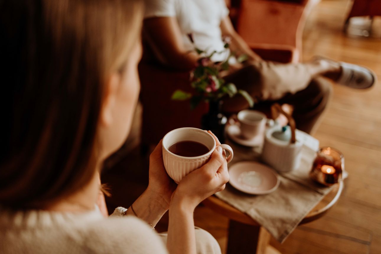 Ein Ayurveda-Tee aus naturbelassenen Kräutern kann Deine Bioenergien wieder in Balance bringen.