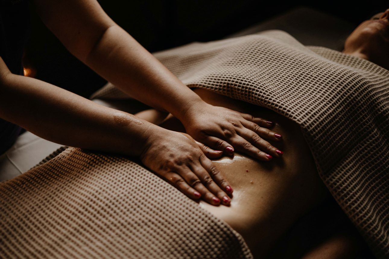 Während einer ayurvedischen Massage wird der Entgiftungsprozess angeregt.