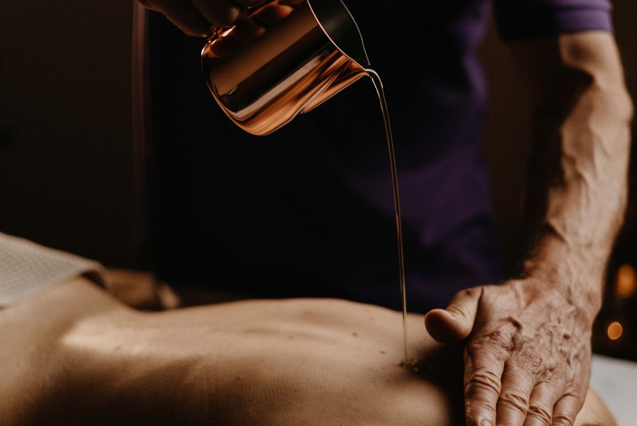 Ein hochwertiges Öl ist bei ayurvedischen Massagen essenziell.