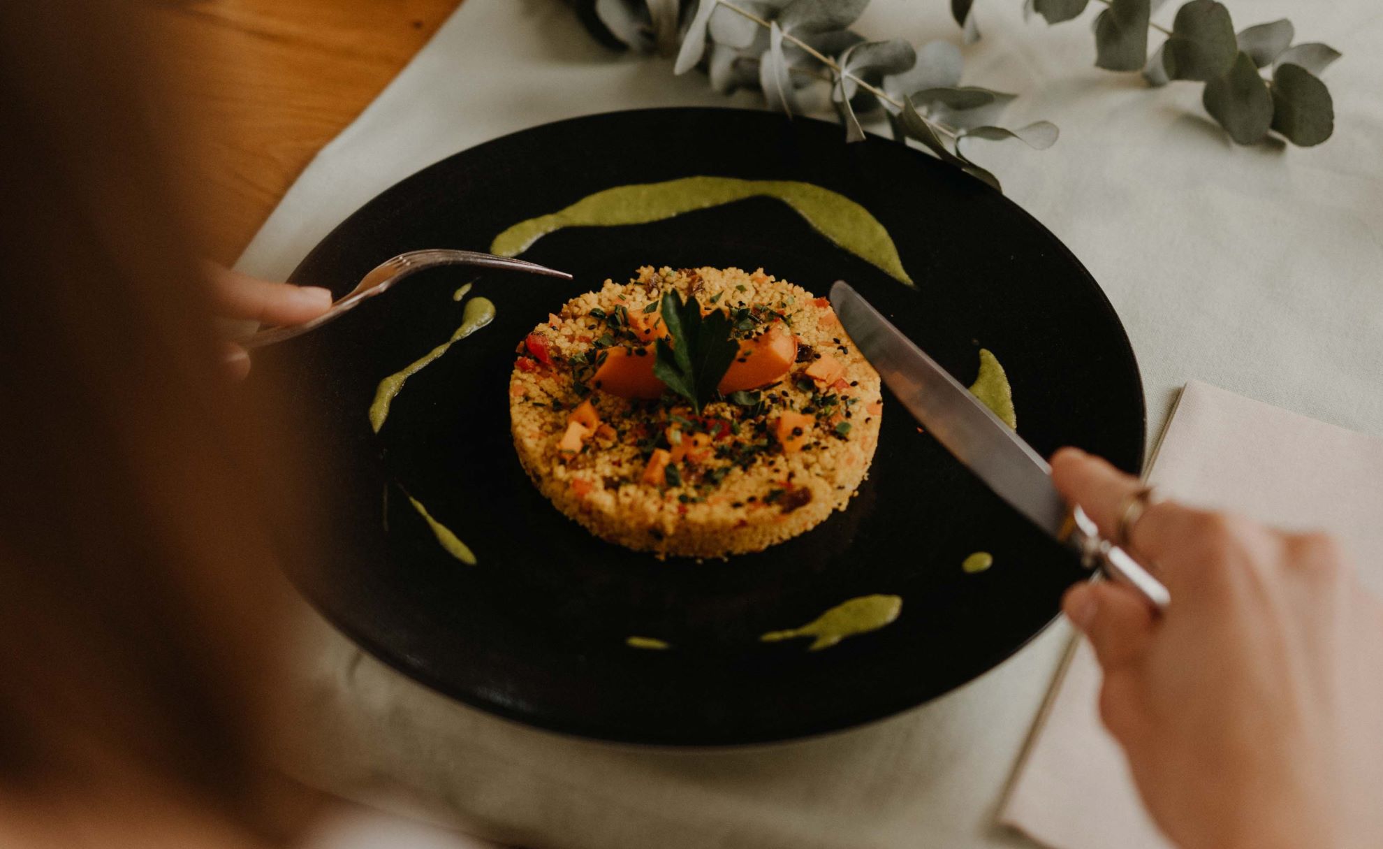 Im Ayurveda gilt grundsätzlich die Regel: Lass immer etwa ein Drittel des Magens leer, dann fühlst Du Dich nach dem Essen nicht beschwert und müde.