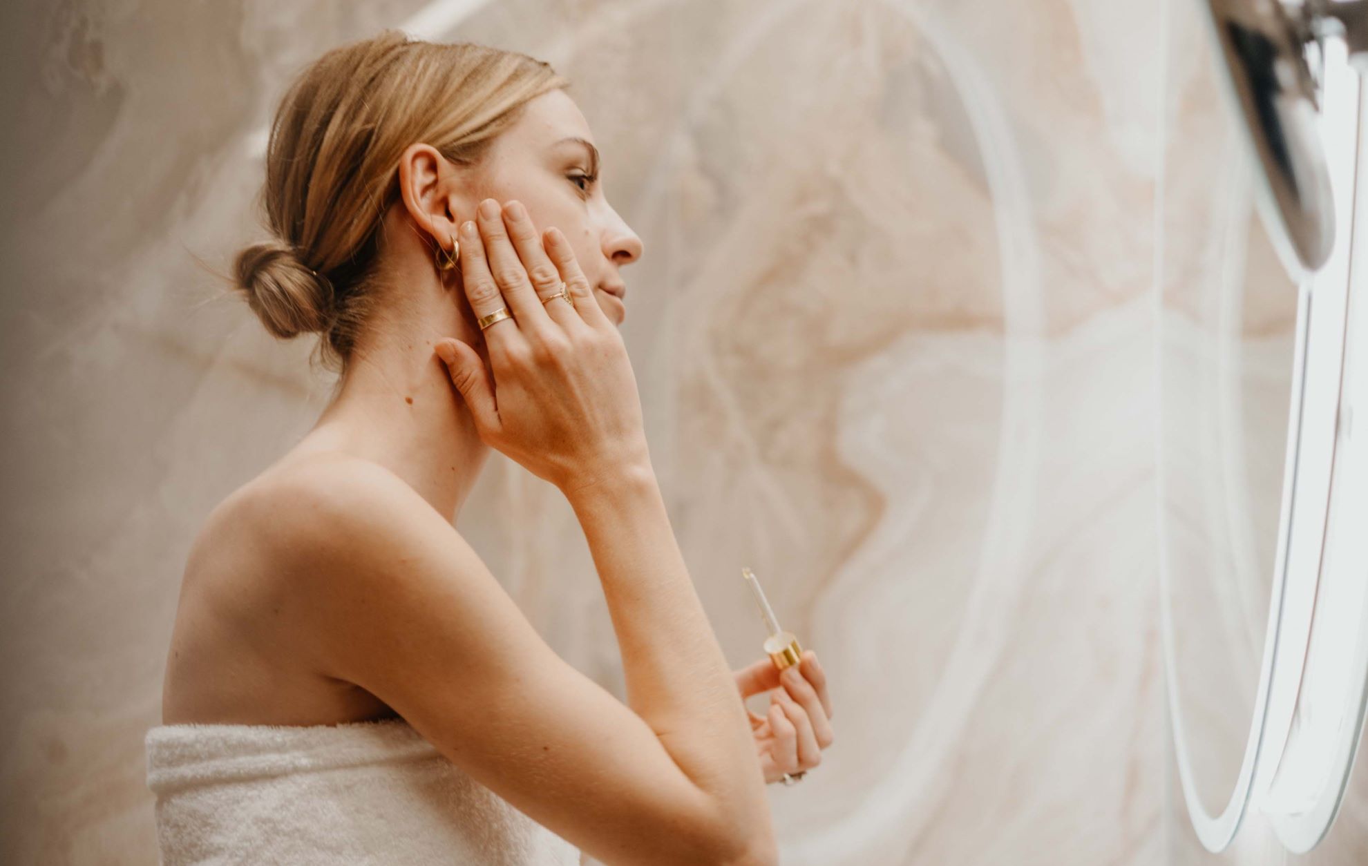 ine gesunde Haut ist aus ayurvedischer Sicht ein Spiegel des Wohlbefindens - ist der Körper im Einklang mit sich selbst, strahlt auch die Haut.