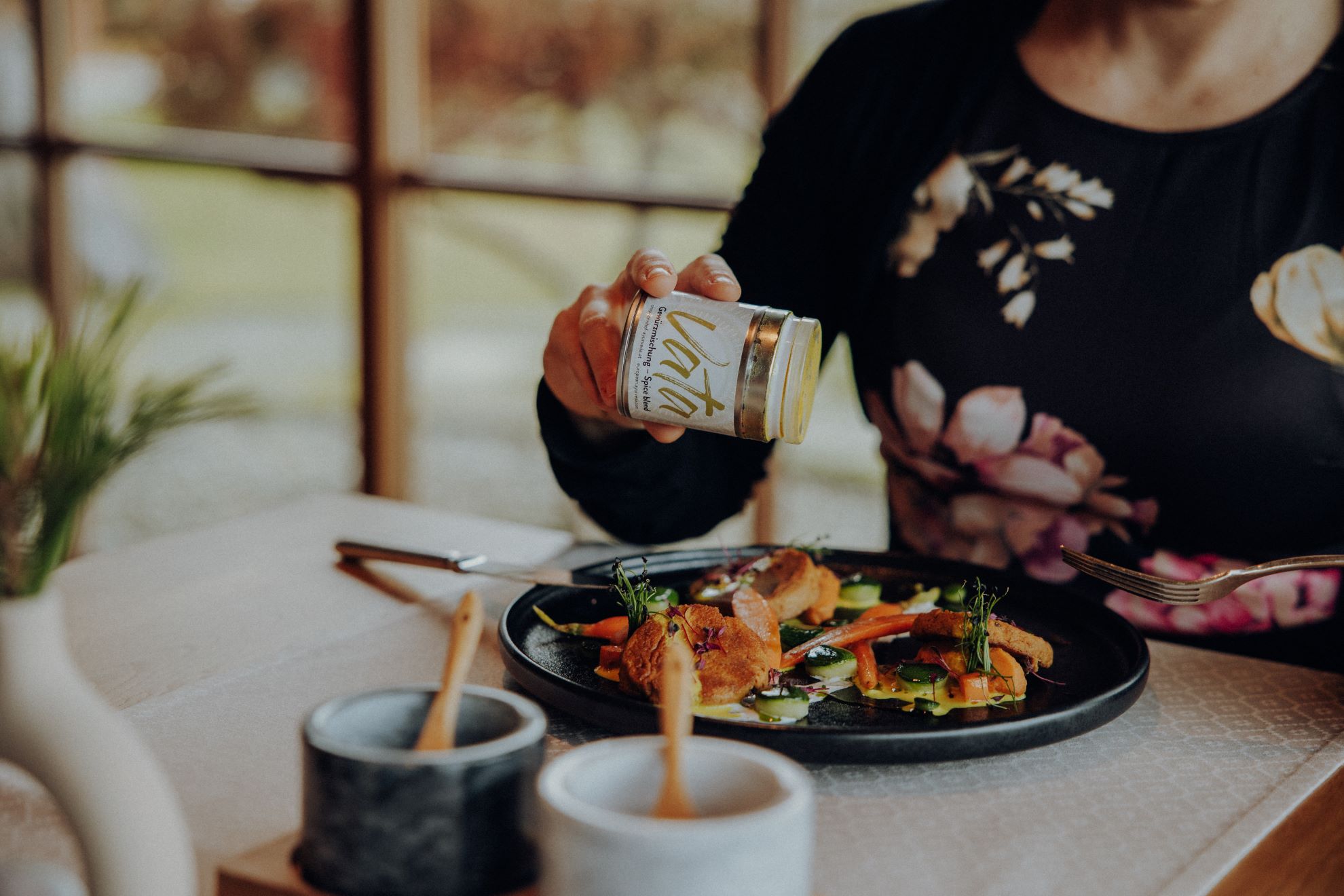 Die Wahl der richtigen Gewürze ist in der ayurvedischen Ernährung ein wichtiger Bestandteil. Angepasst an das Dosha, kann das richtige Gewürz dafür sorgen, dass im Körper alles rund läuft.