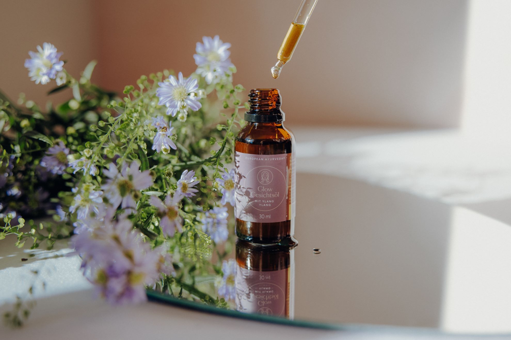 Das European Ayurveda Gesichtsöl Glow pflegt Deine Haut.