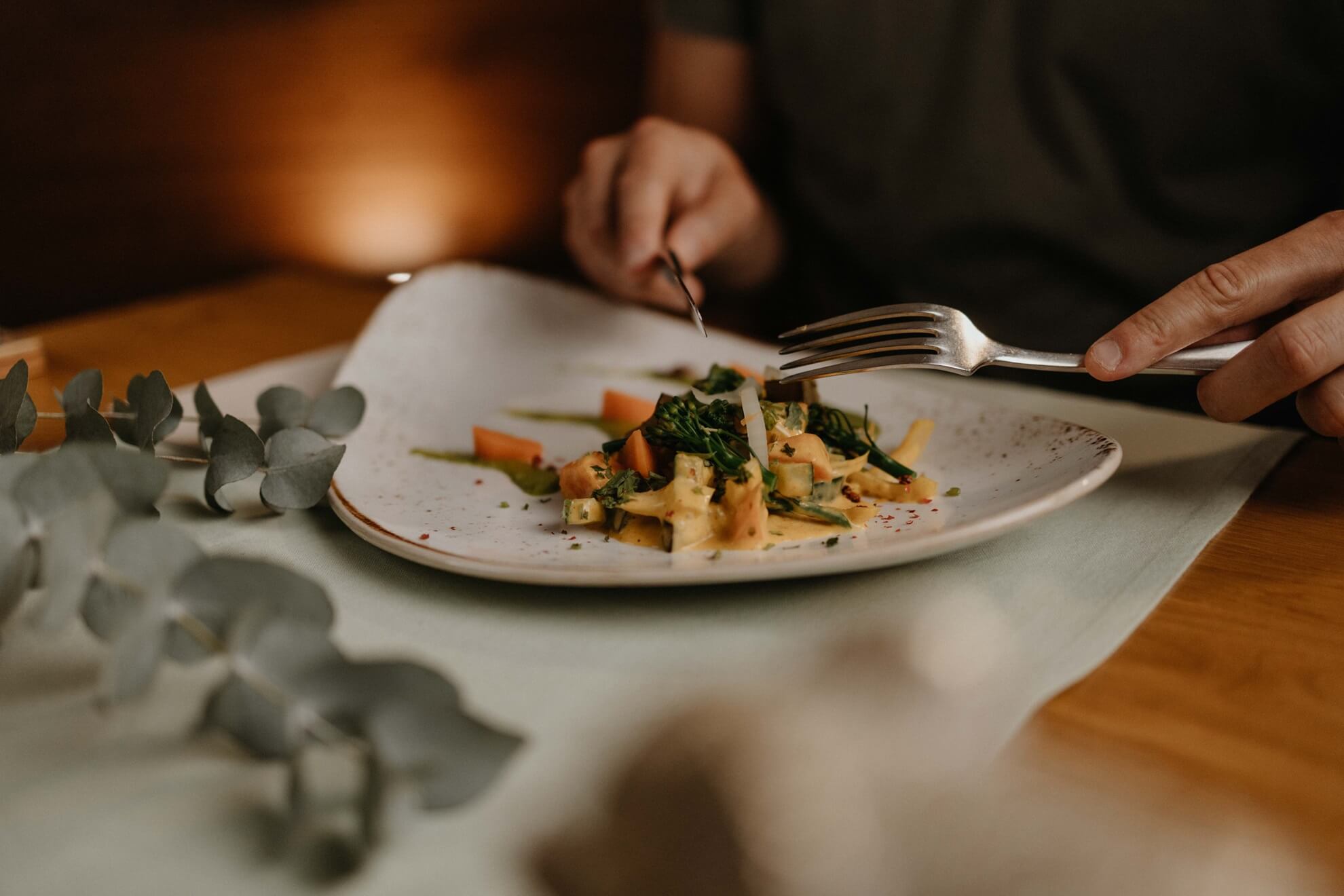 Salate, Hülsenfrüchte und andere basenbildende Lebensmittel sind ideal bei Neurodermitis.