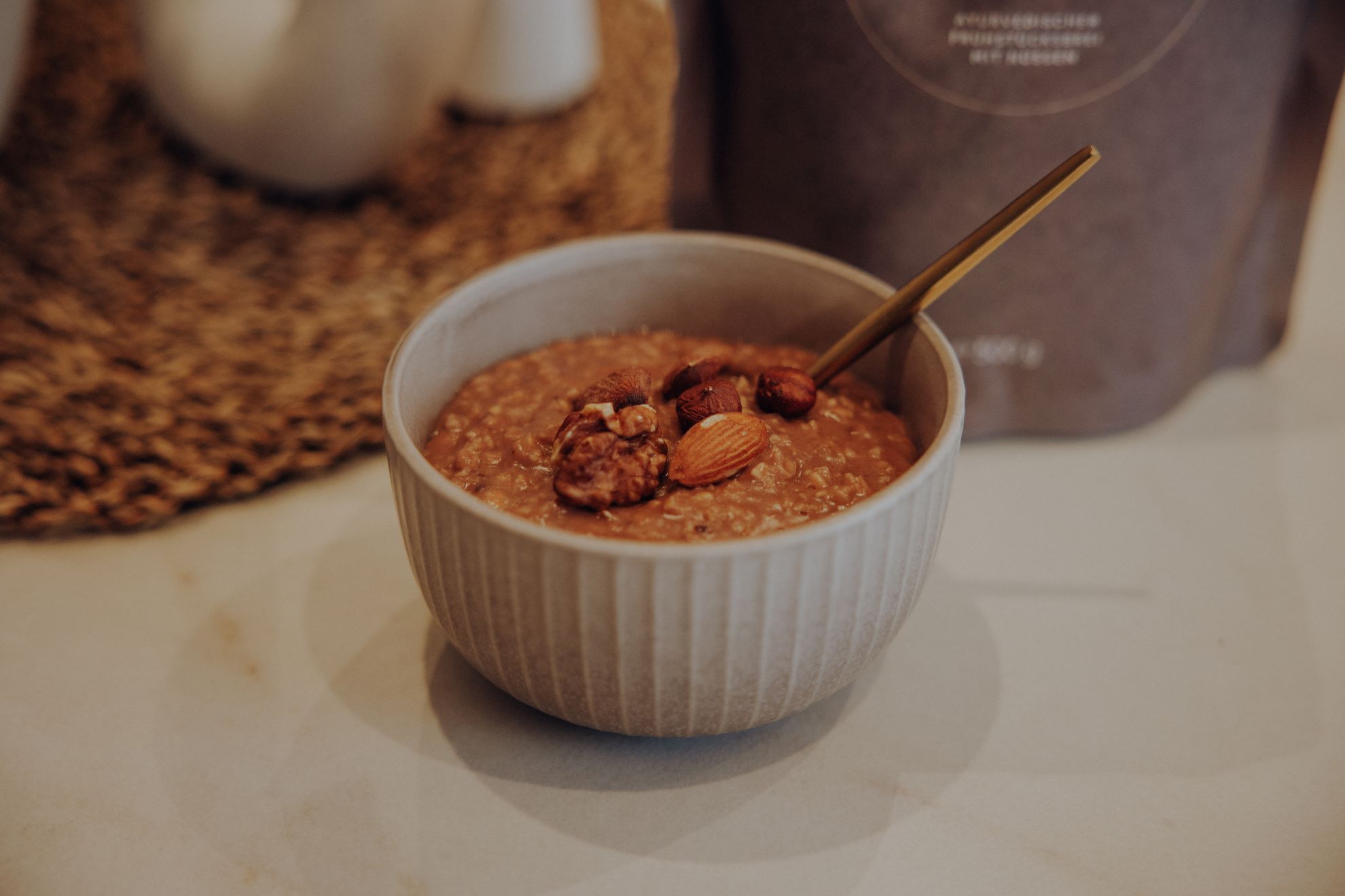 Warmer Getreidebrei mit Früchten und Gewürzen ist das ideale Ayurveda-Frühstück.