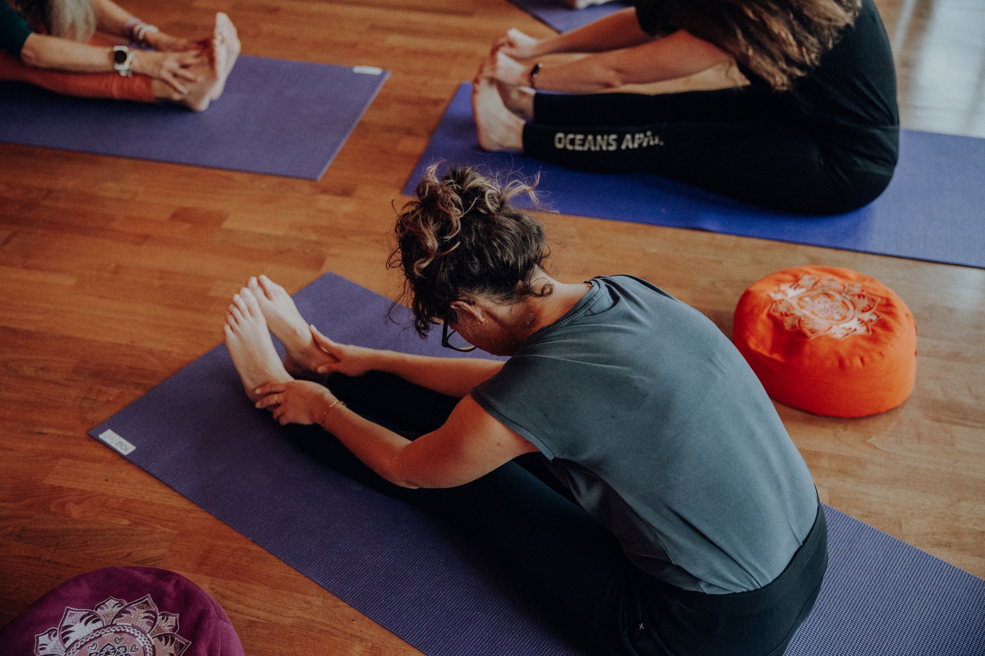 Yoga muss nicht perfekt sein. Schließlich liegt das Beruhigende am Yoga genau darin, dass der Weg das Ziel ist.