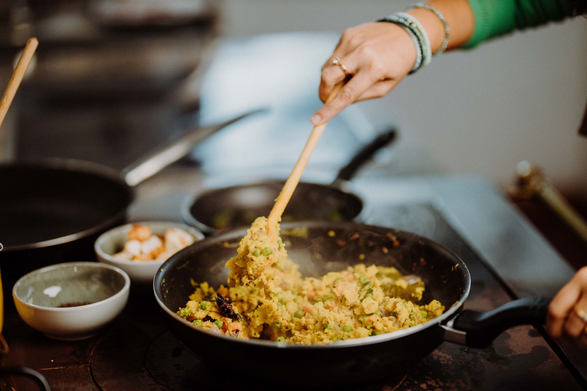 Allein mit den Grundlagen der ayurvedischen Ernährungsweise kannst Du Deinem Verdauungsfeuer schon viel Gutes tun.