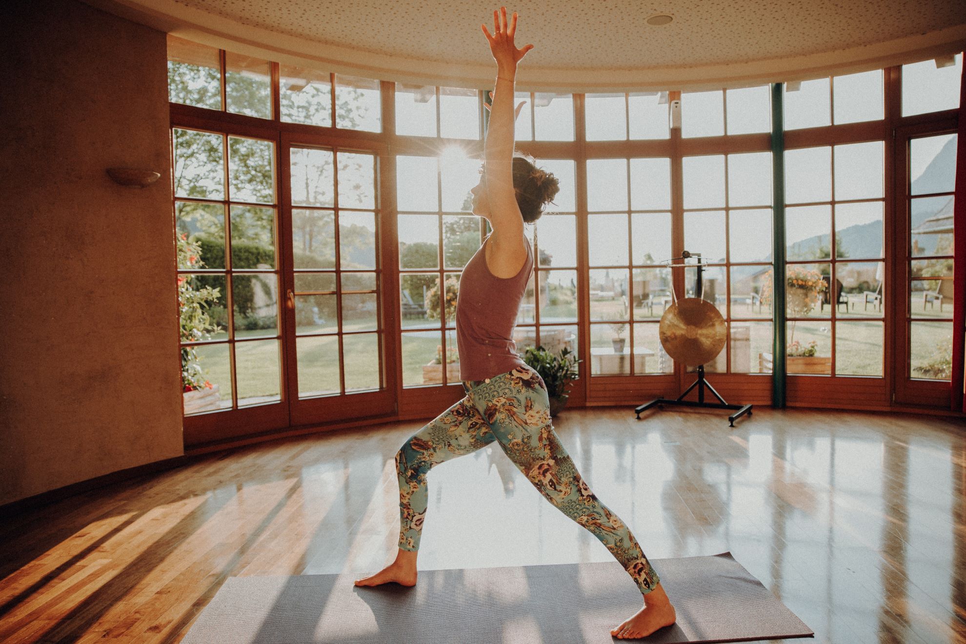 Der Krieger oder auch Virabhadrasana ist eine starke, energetisierende Pose im Yoga.