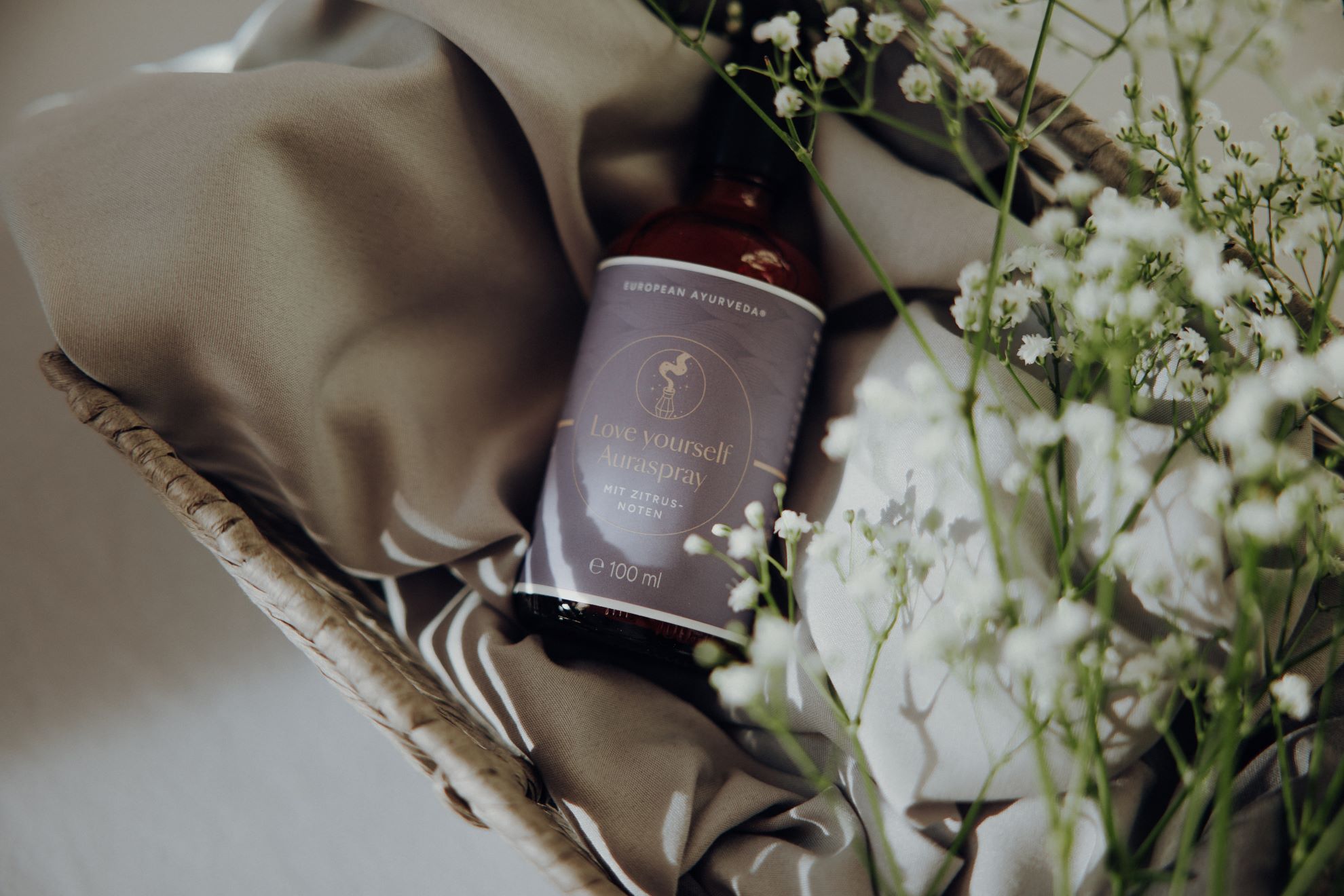 Sorgt für gute Laune und Balance mit dem European Ayurveda Auraspray „Love yourself“.