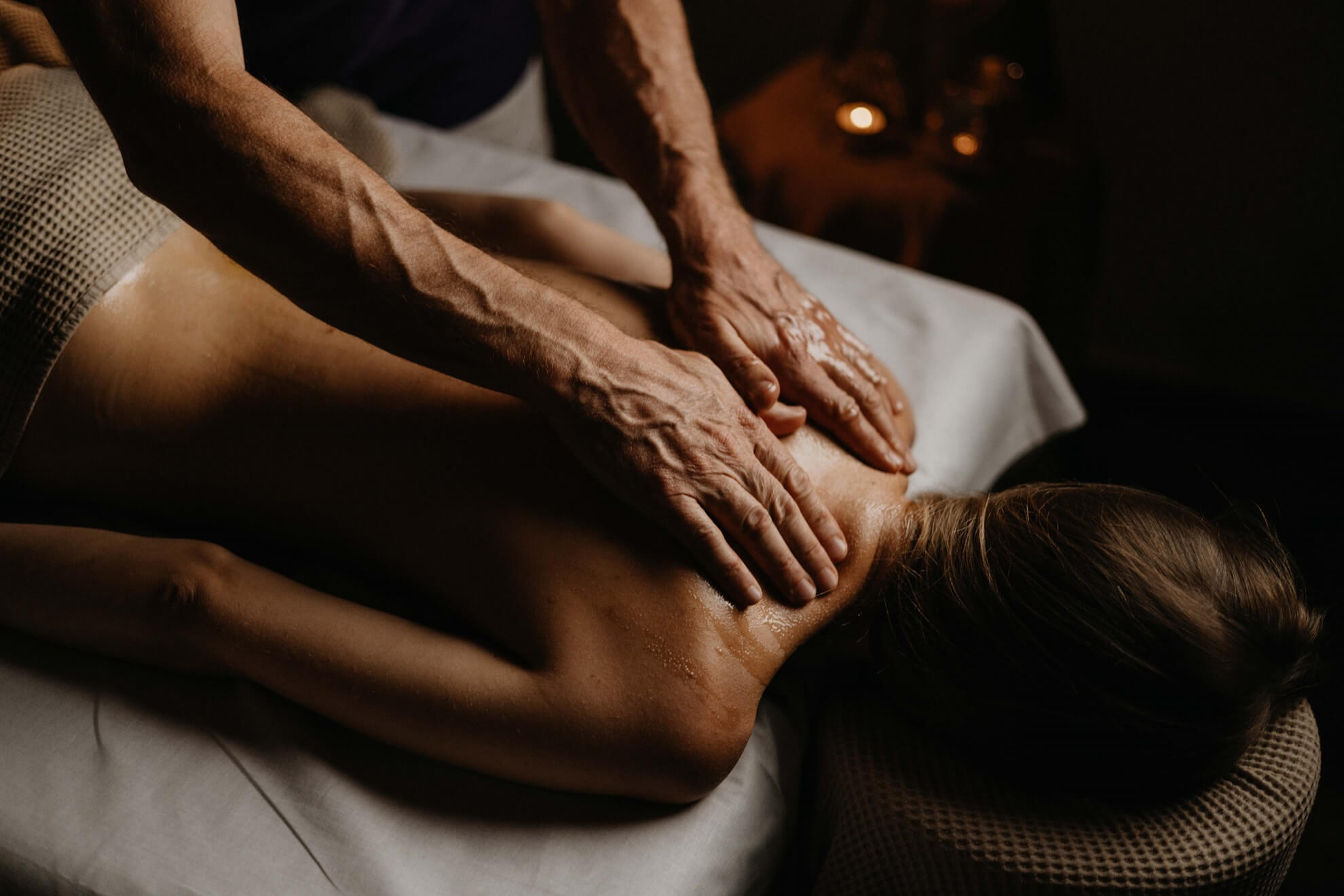Die Abhyanga Massage ist eine bekannte Ganzkörperölmassage aus dem Ayurveda.