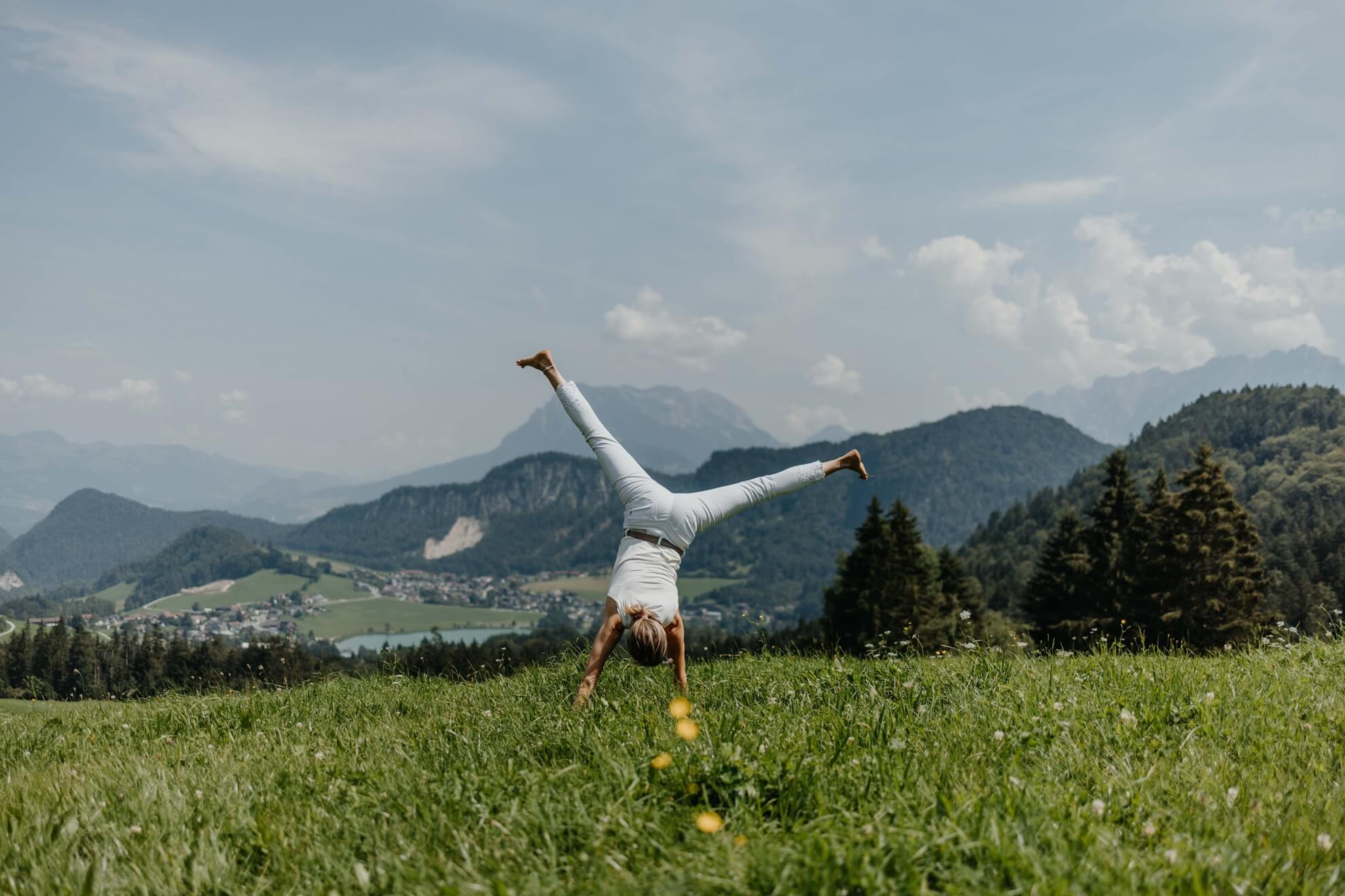 Das Vata-Dosha wird im Ayurveda von den Elementen Luft und Äther bestimmt, das zeigt sich auch in seiner Leichtigkeit, Beweglichkeit und Kreativität.