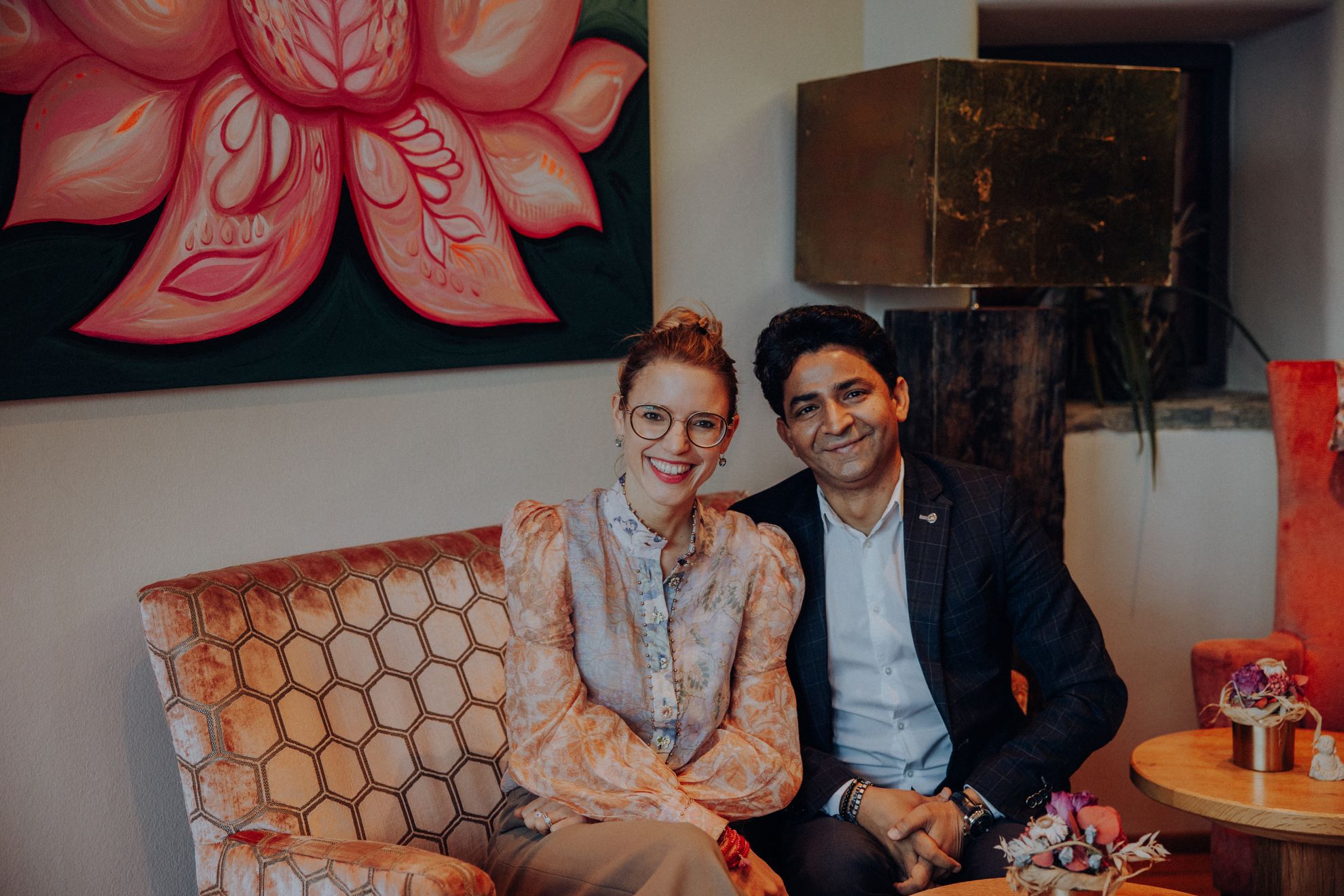 Unsere Experten Frau Elisabeth Mauracher, Pionierin von European Ayurveda®, und Ayurveda-Mediziner Herr Gaurav Sharma.