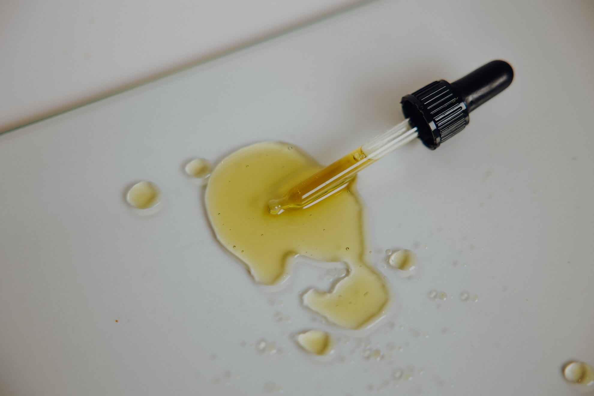 Hochwertige Öle können bei einer Ayurveda-Kur in die betroffenen Stellen einmassiert werden.