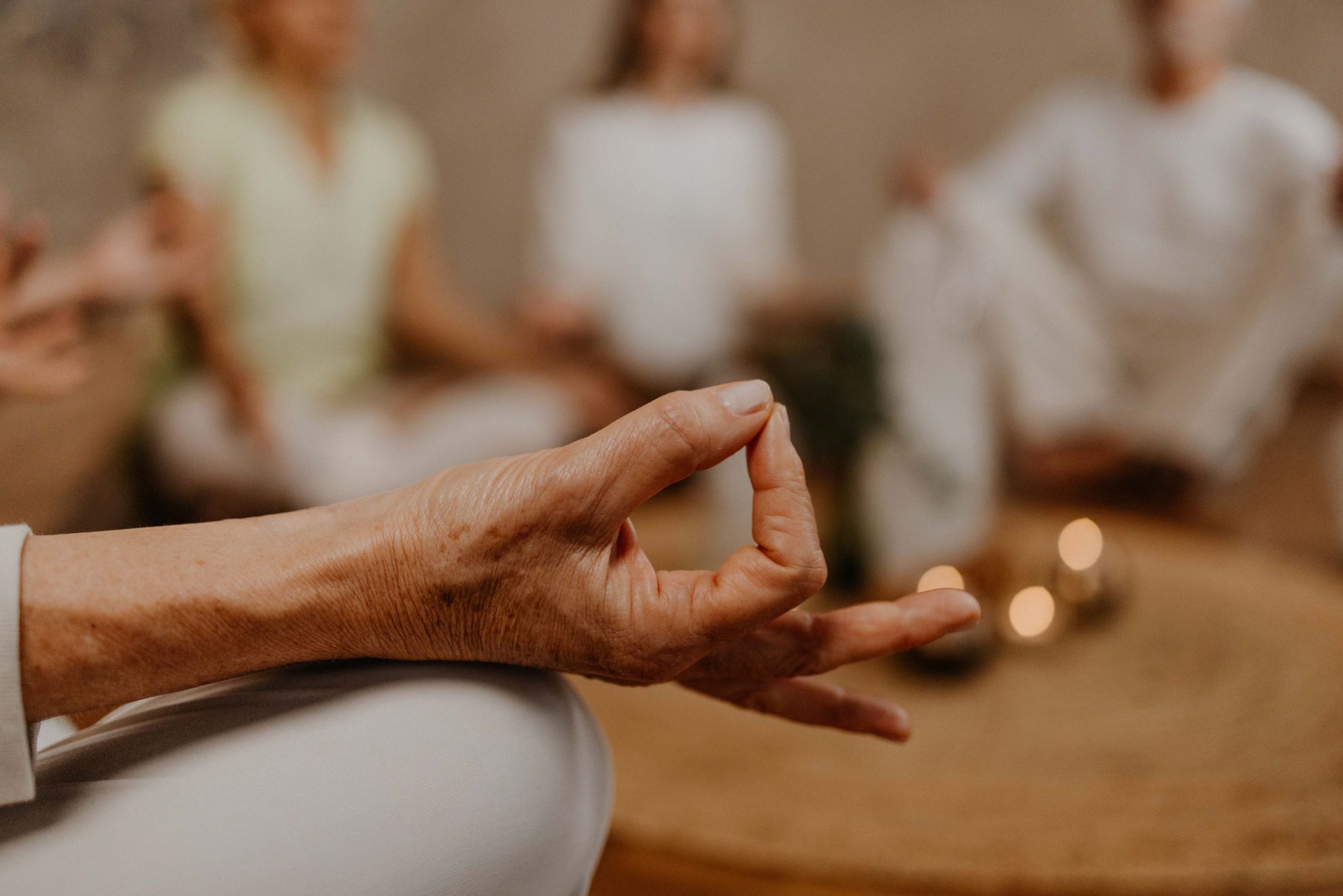 Meditation zu gewissen Themen begleiten die Reinigung durch das Ausräuchern und reinigen sozusagen den Geist.