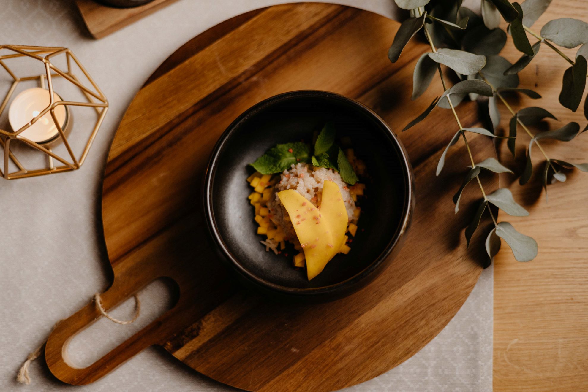 Ein ayurvedisches Frühstück ist leicht, aber nährt uns trotzdem ausreichend und versorgt uns mit Energie.
