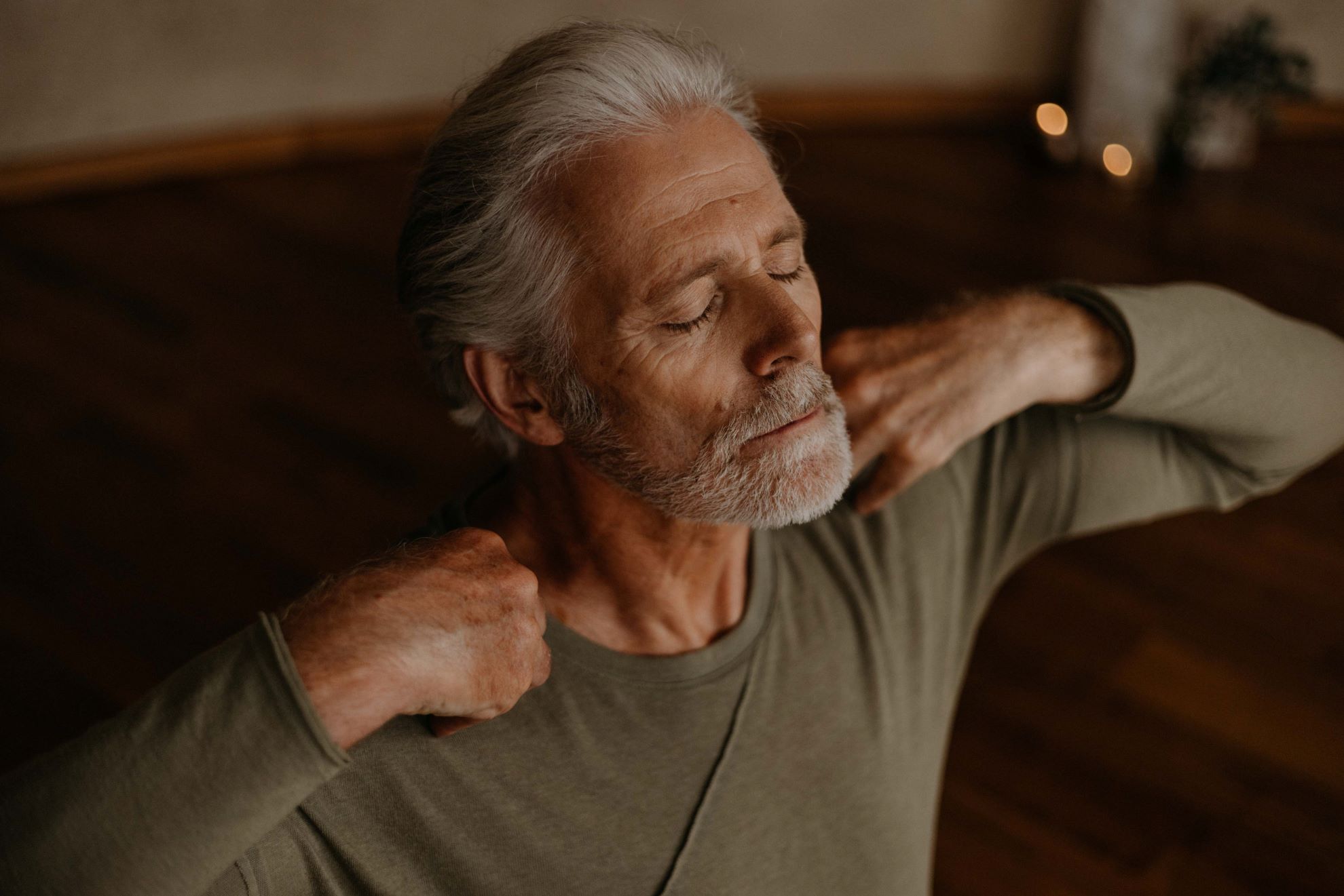 Ein paar Minuten Yoga oder Meditation tut auch Männern gut.