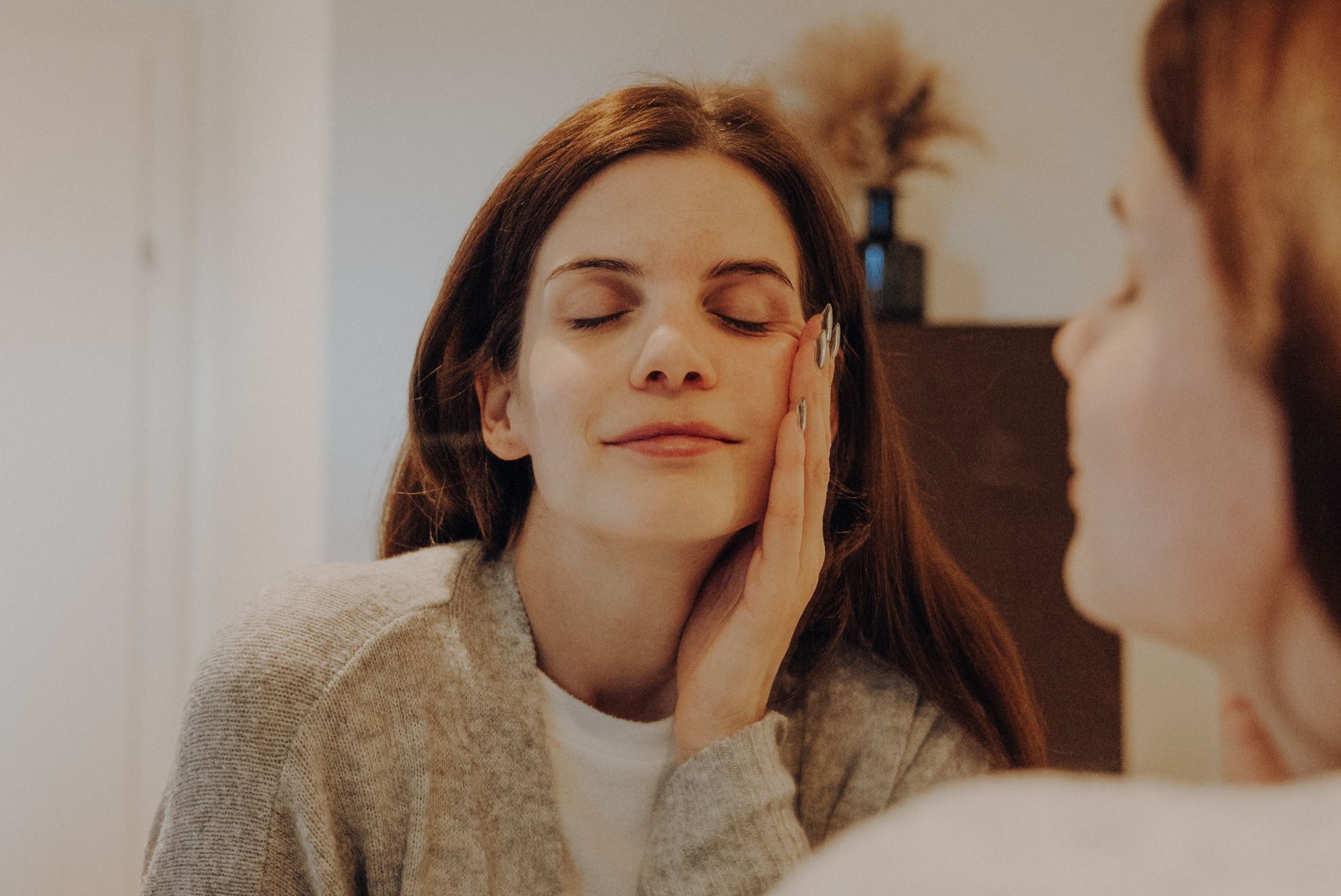 Eine Ayurveda-Morgenroutine hält die Doshas im Gleichgewicht und hilft Dir, den Tag gestärkt und harmonisch zu beginnen.