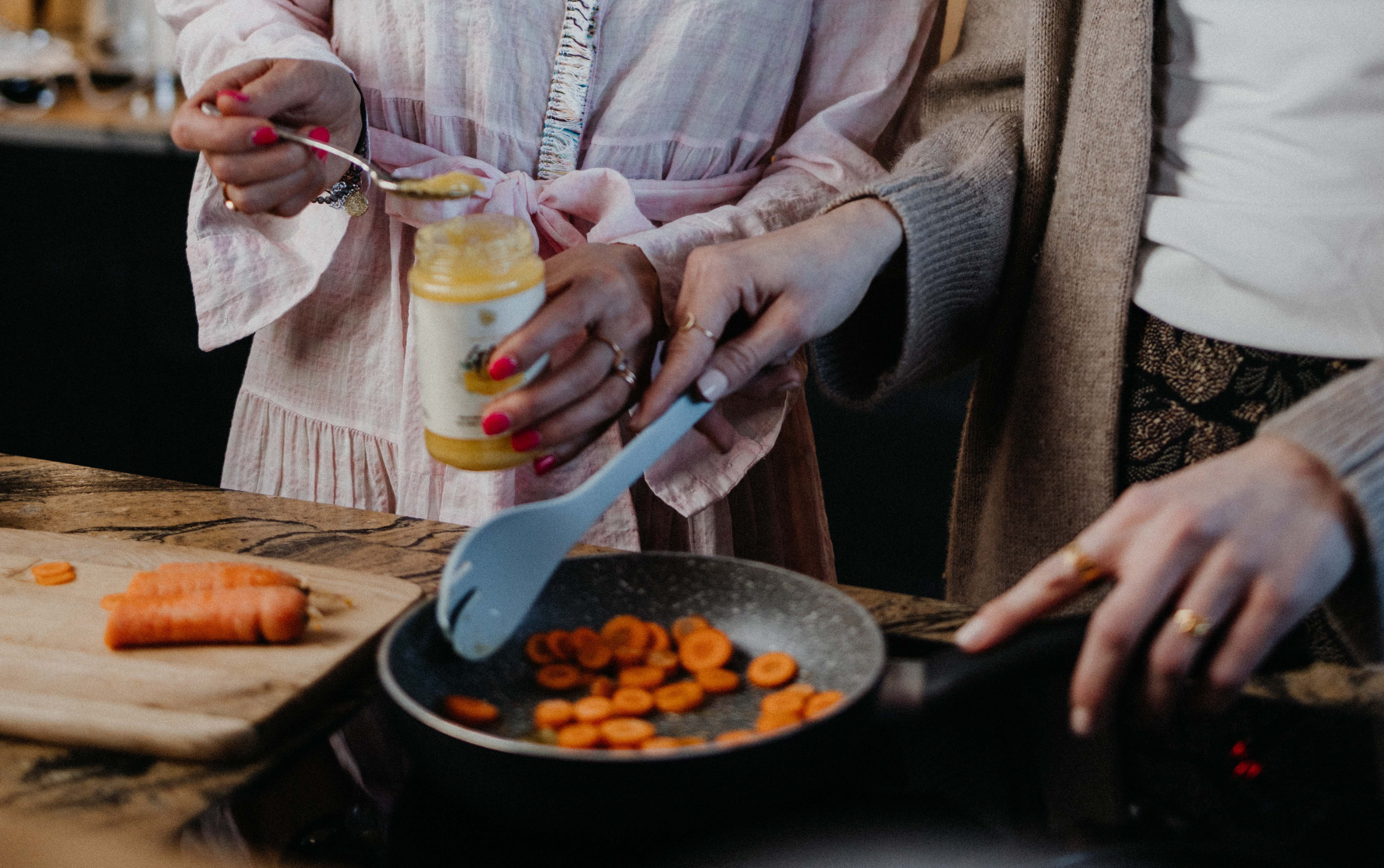 Echtes Ghee ist nicht vegan, da es aus Butter hergestellt wird.