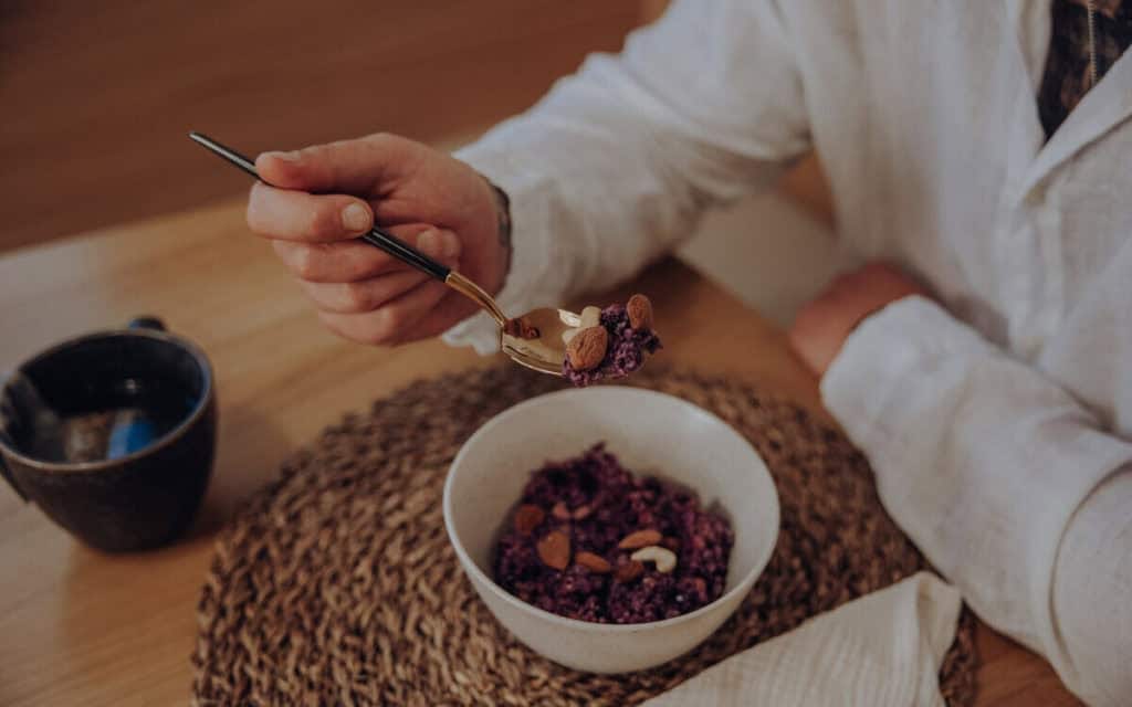Bewusste Ernährung mit Ayurveda gleicht Vata aus.