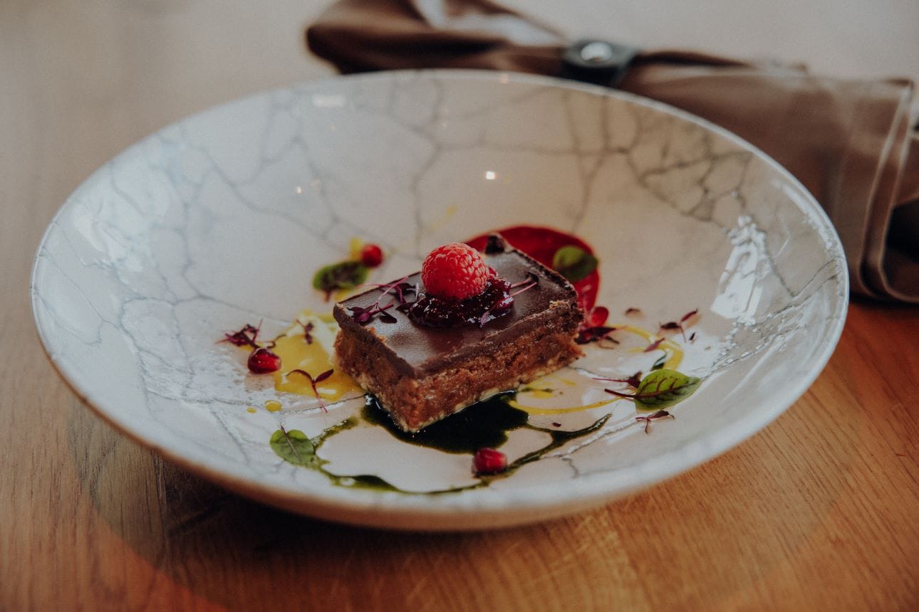 Die ayurvedische Erdnuss Dattel Tarte schmeckt nicht nur gut, sie versorgt Deinen Körper auch mit gesunder Energie.