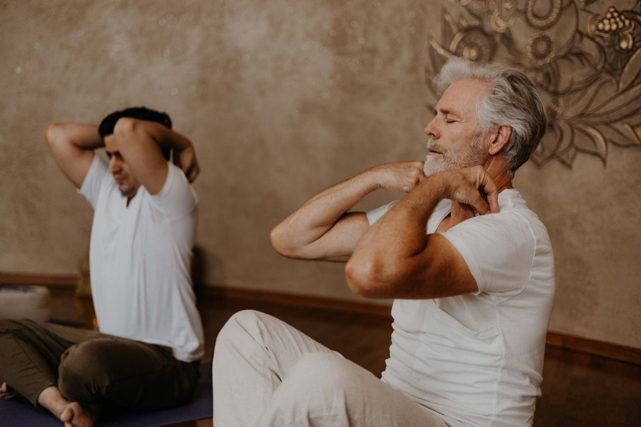 Mit speziellen Yoga-Übungen können auch Männer Beschwerden gezielt entgegenwirken und den Körper wieder in Balance bringen.