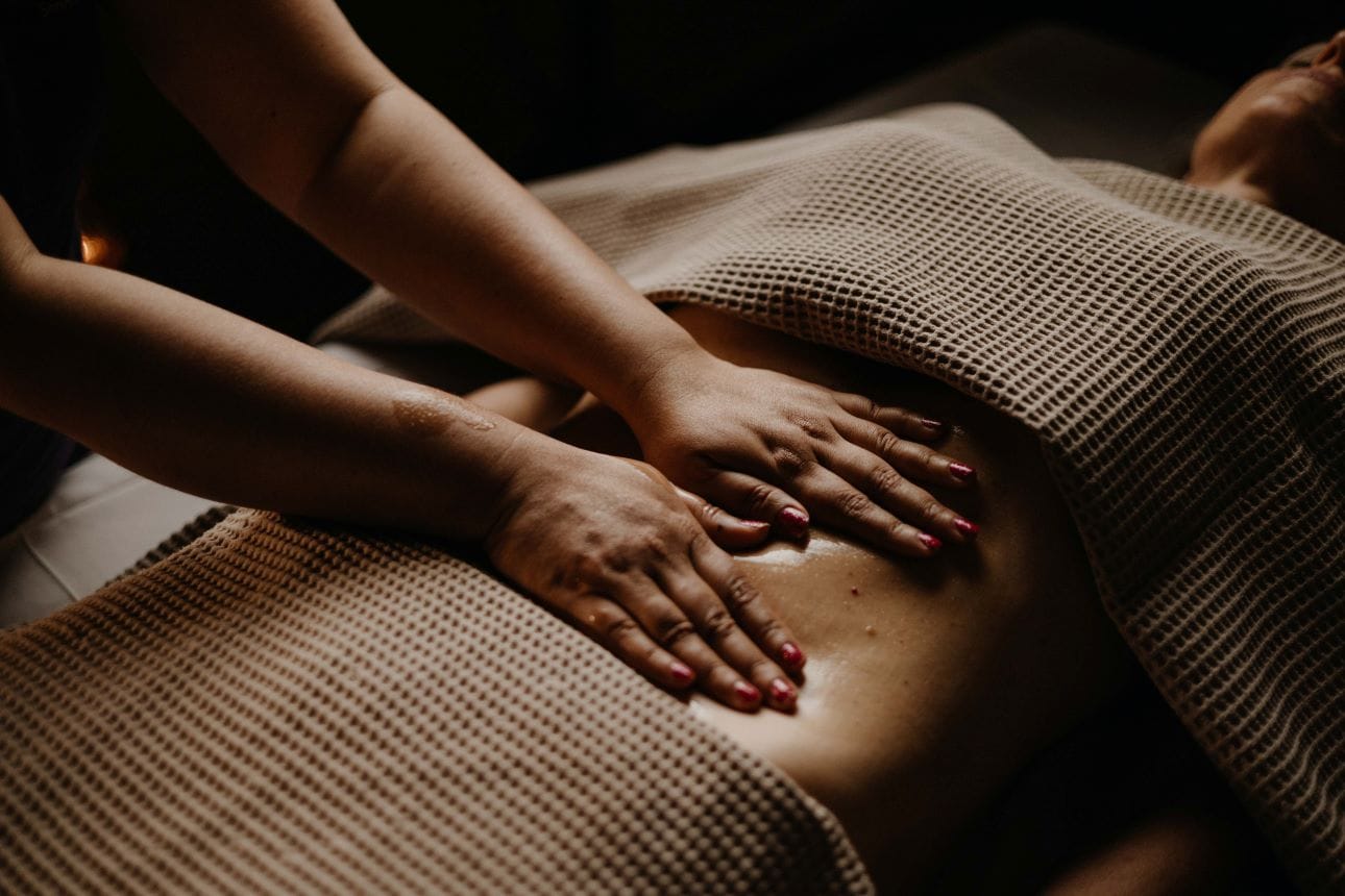 Während einer ayurvedischen Massage wird der Entgiftungsprozess angeregt.