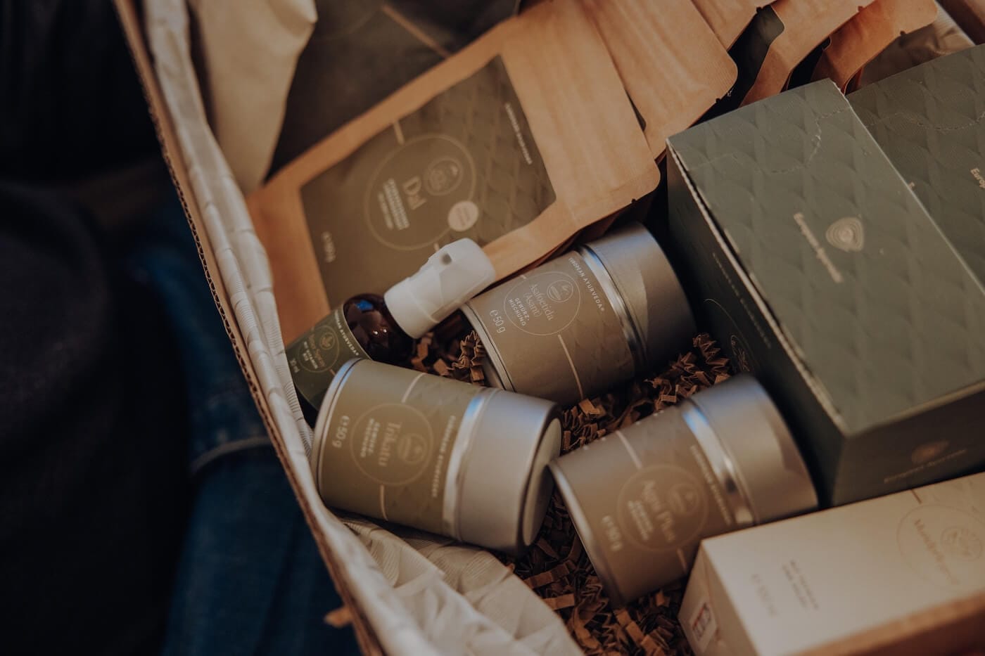 Ausgewählte Ayurveda Produkte in einer Box – Darstellung eines ganzheitlichen Programms zur Unterstützung der Verdauung und inneren Balance.
