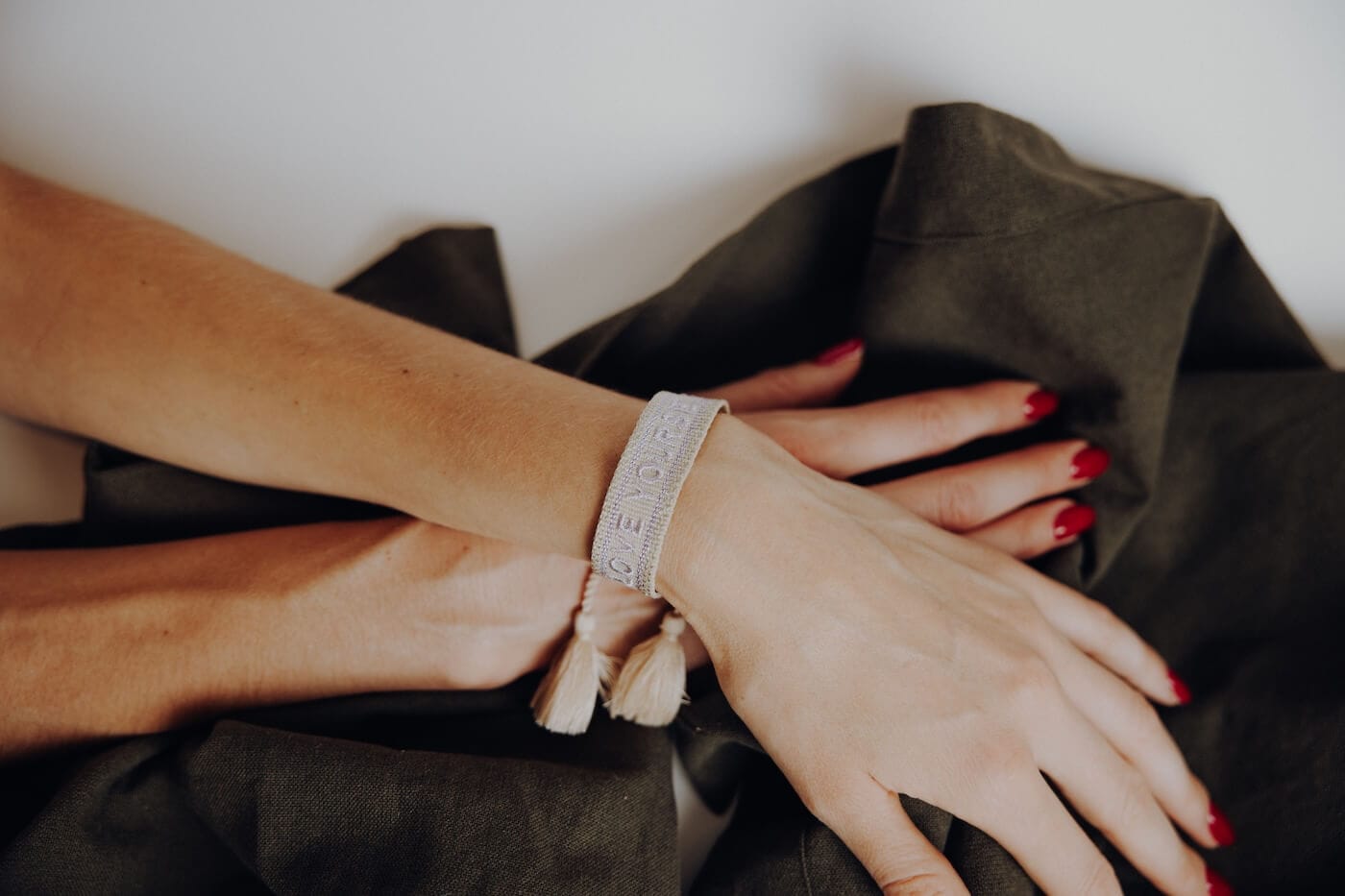 Armband und Stoffaccessoire als Teil eines achtsamen Lebensstils – Darstellung von Ayurveda Accessoires für tägliche Rituale.