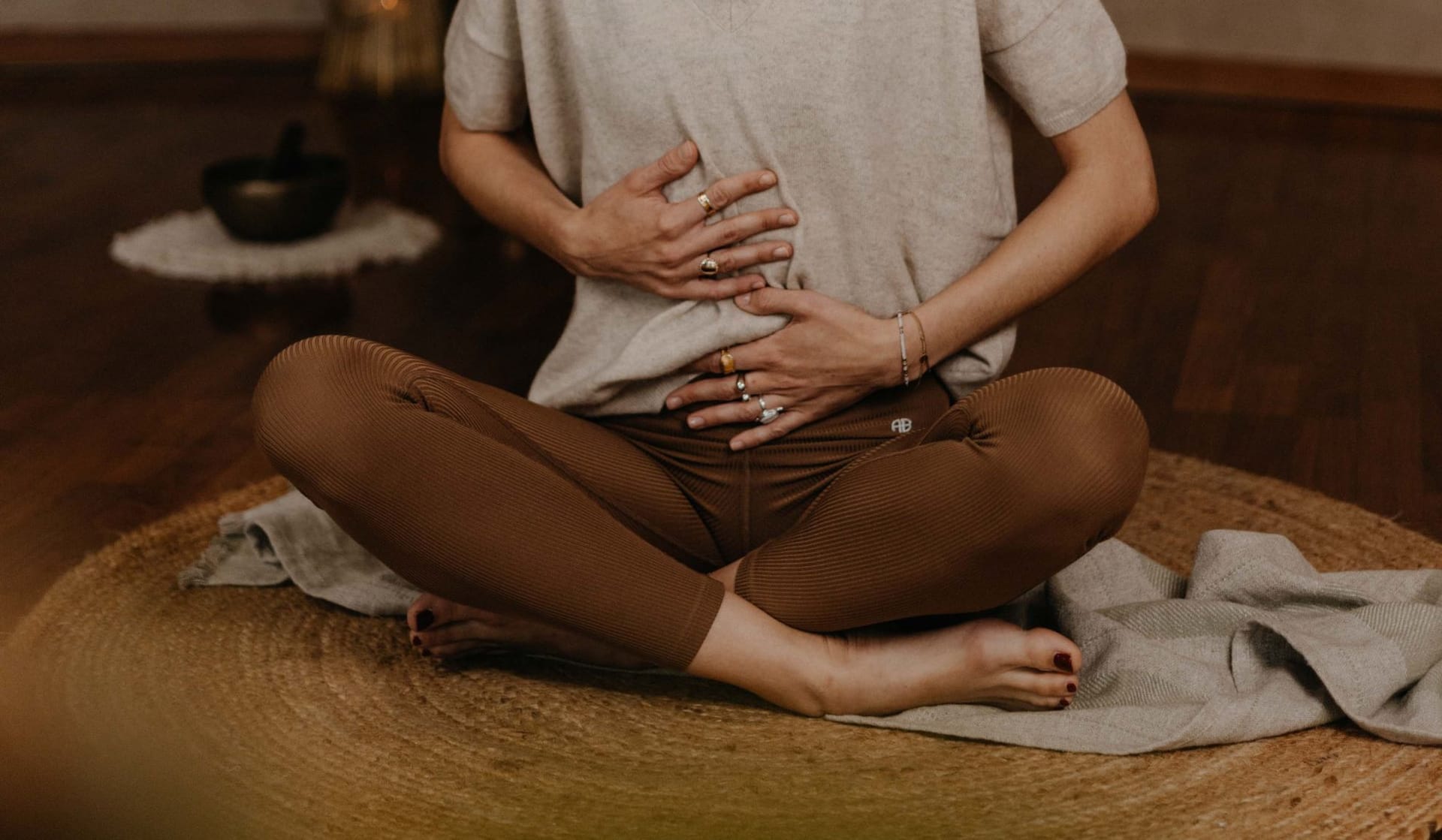 Mit Yoga kannst Du Dich während der Schwangerschaft fit und beweglich halten.