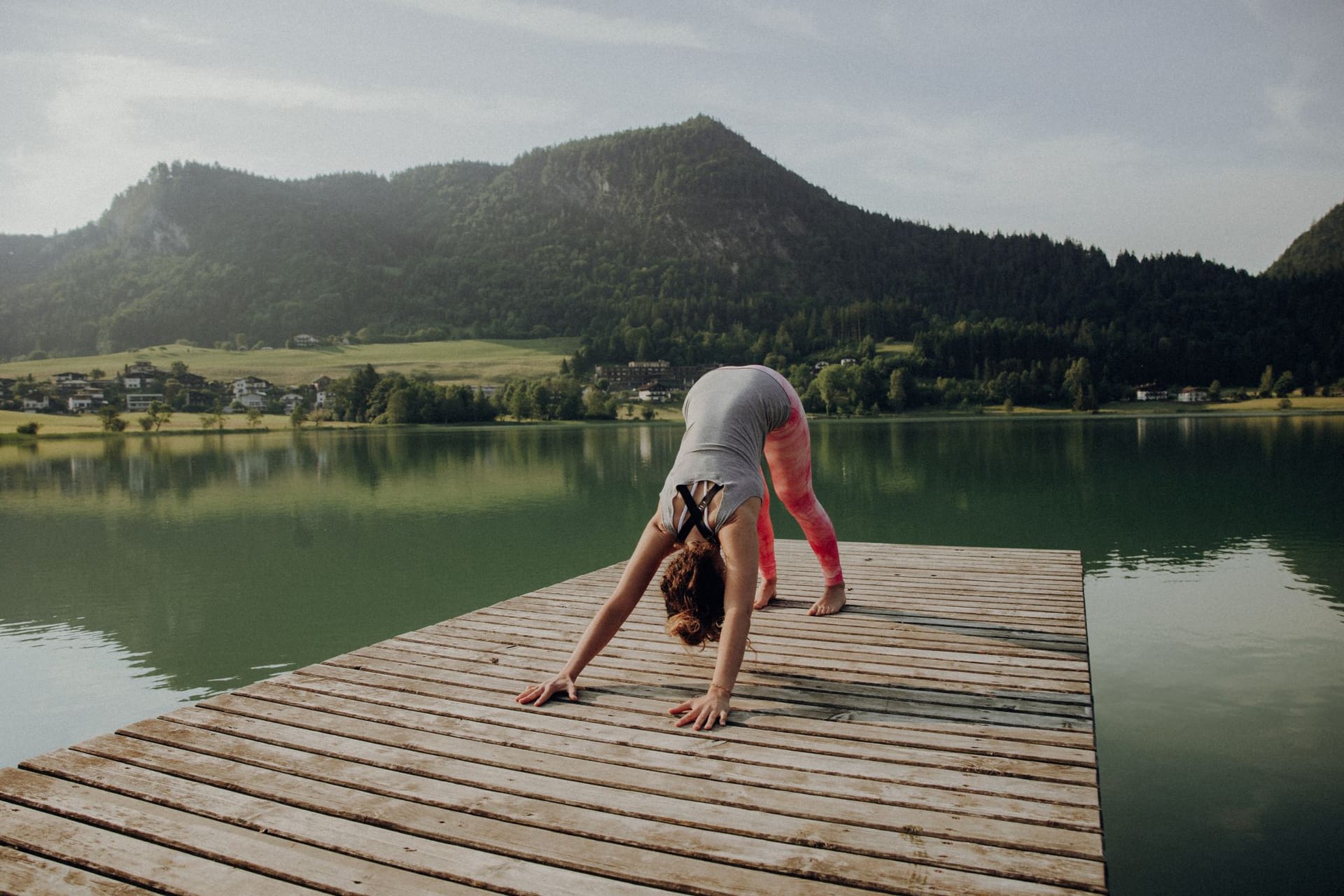 Yoga Übungen für den Rücken stärken die Wirlbelsäule und helfen auch dann, wenn sich vielleicht schon Rückenschmerzen eingeschlichen haben.