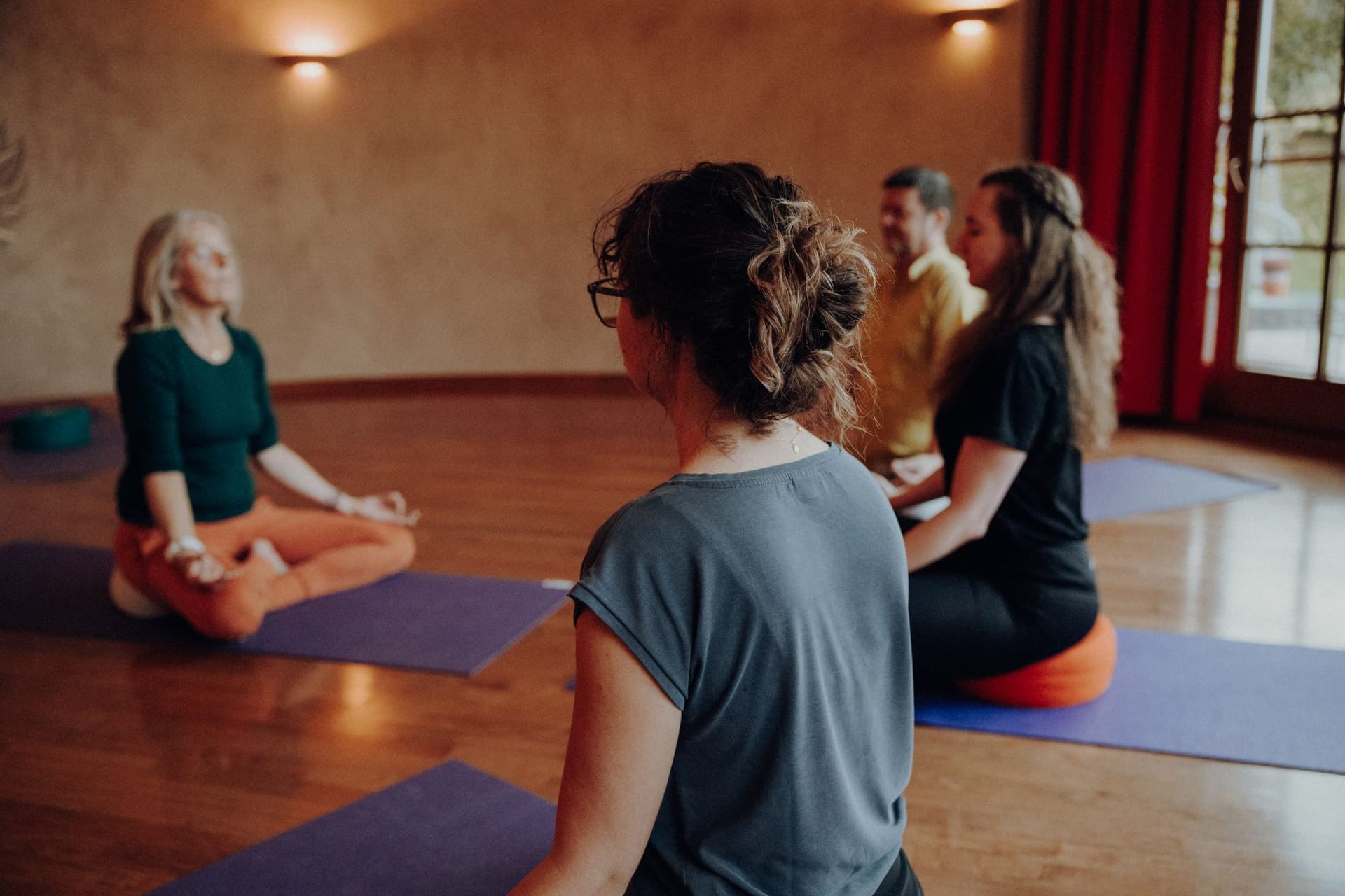 Yoga kann jeder und mit der richtigen Vorbereitung wird bereits die allererste Einheit auf der Matte ein Erfolg.