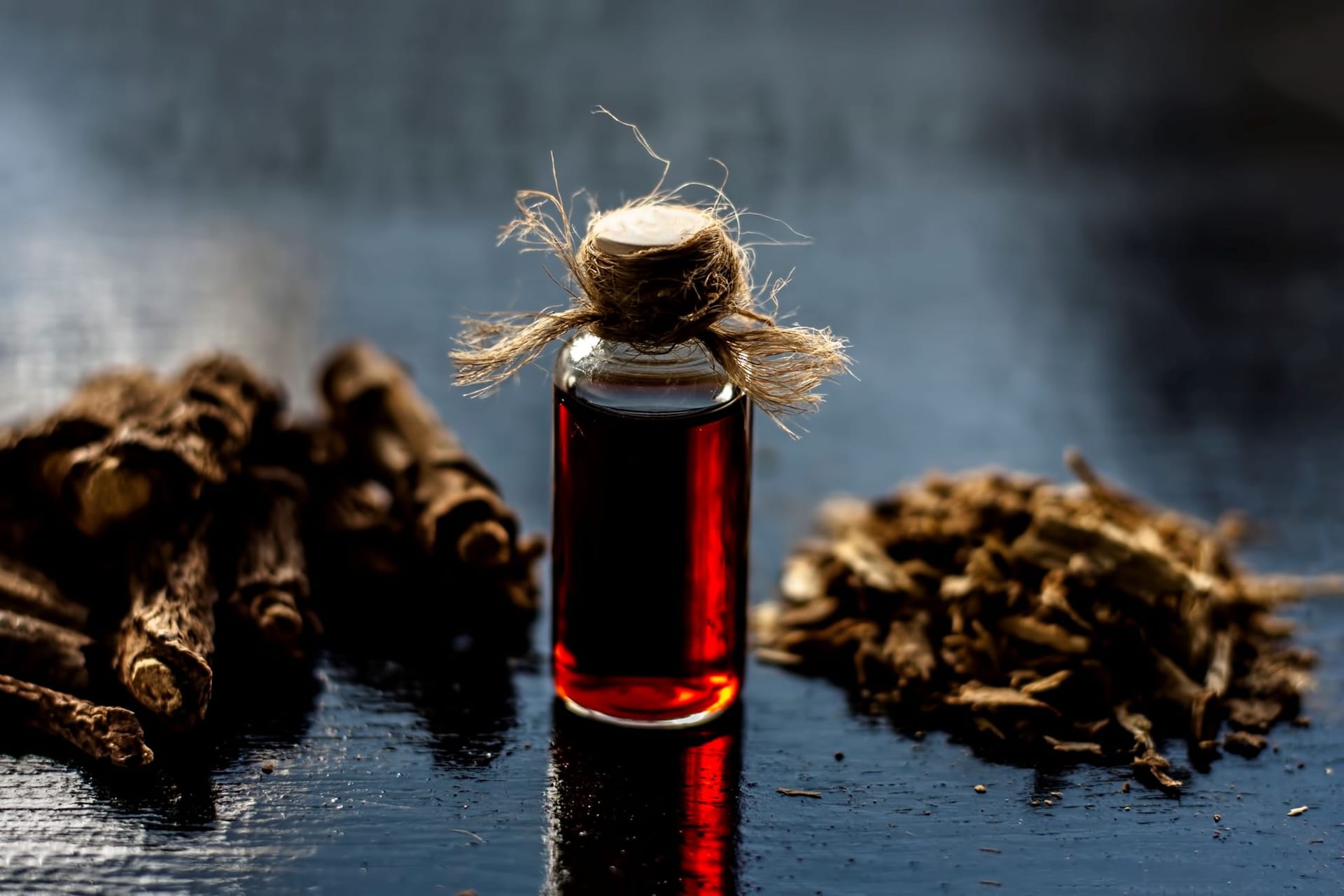 Traditionell gilt die Sariva-Wurzel als Heilmittel bei Arthritis, Hautproblemen und Verdauungsbeschwerden und wird im Ayurveda vor allem für ihre blutreinigenden Eigenschaften geschätzt.