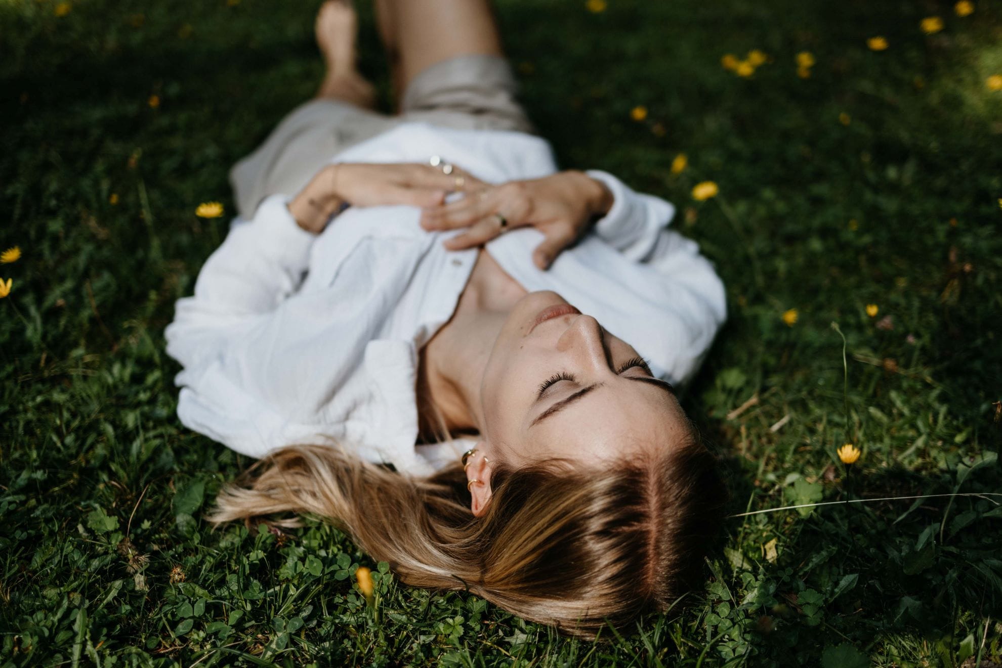 Wenn die Hormonbalance gestört ist, kann sich das nicht nur auf den weiblichen Zyklus, sondern auch auf die Schlafqualität, die Verdauung, das Hautbild und den Stoffwechsel auswirken.