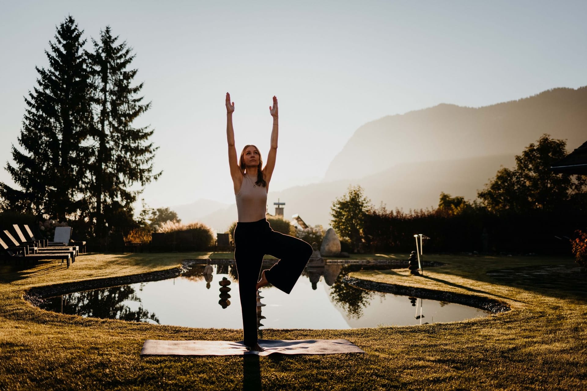 Ob dynamischem Vinyasa oder klassisches Hatha Yoga – entdecke die Vielfalt des Yoga und finde Deinen Stil.