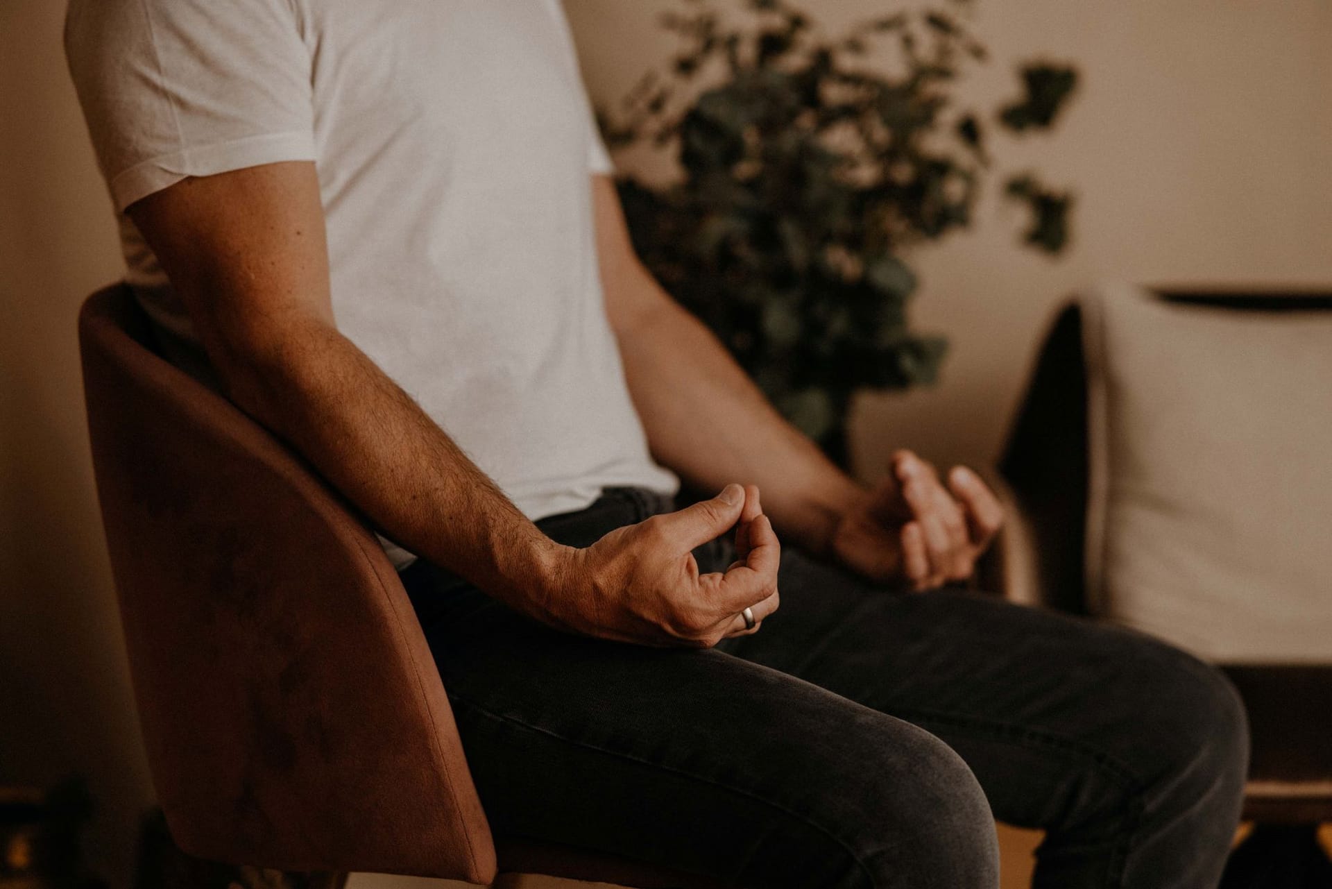 Yoga kann als Katalysator für Hektik und Stress dienen – auch im Büroalltag.