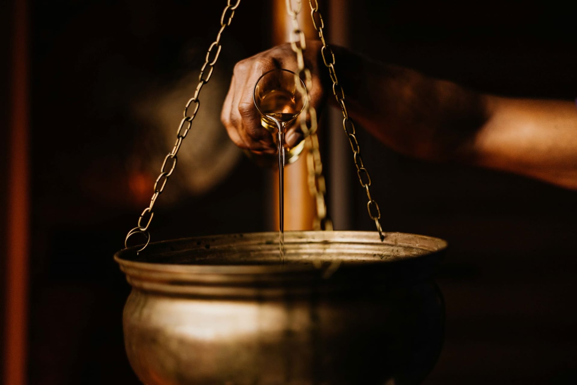 Der Stirnölguss zählt zu den bekanntesten und beliebtesten Ayurveda Massagen.