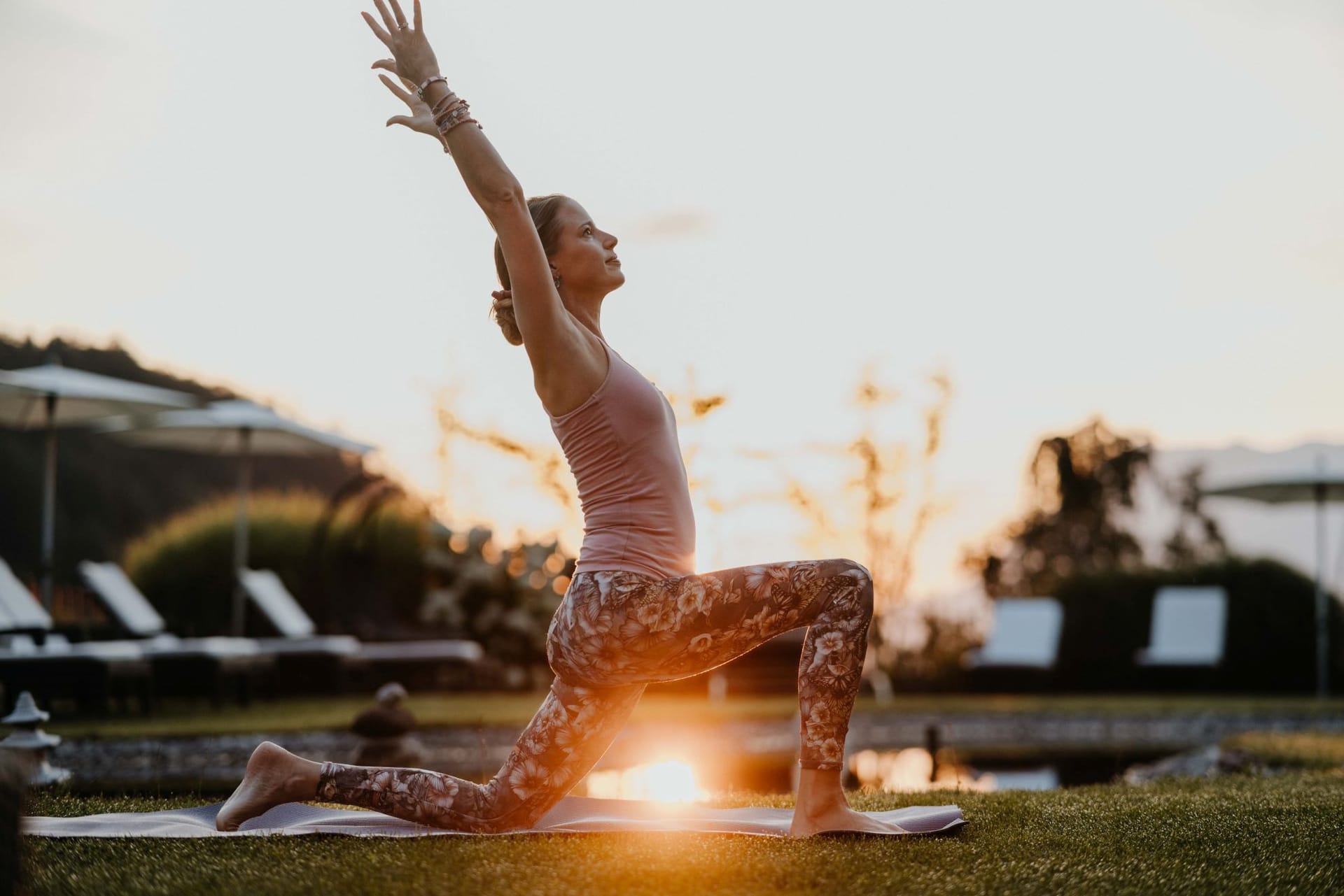 Zu Beginn ist wichtig, dass Du mehrere Stile ausprobierst. Für Einsteiger sind ruhige Yoga Kurse, mit dem Fokus auf die Atmung, Meditation und wenige Asanas besser geeignet.