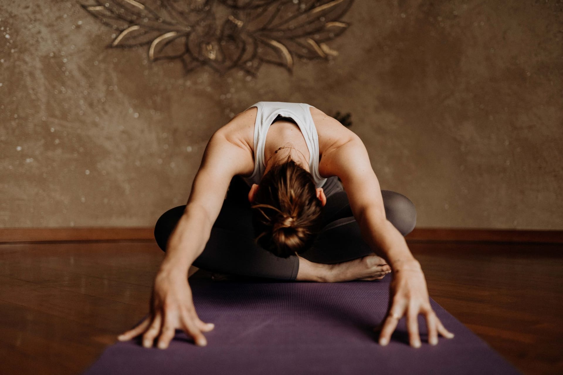 Eine Hatha Yoga Stunde ist geprägt von langsamen und entspannten Übungen – also perfekt für einen Yoga Anfänger.
