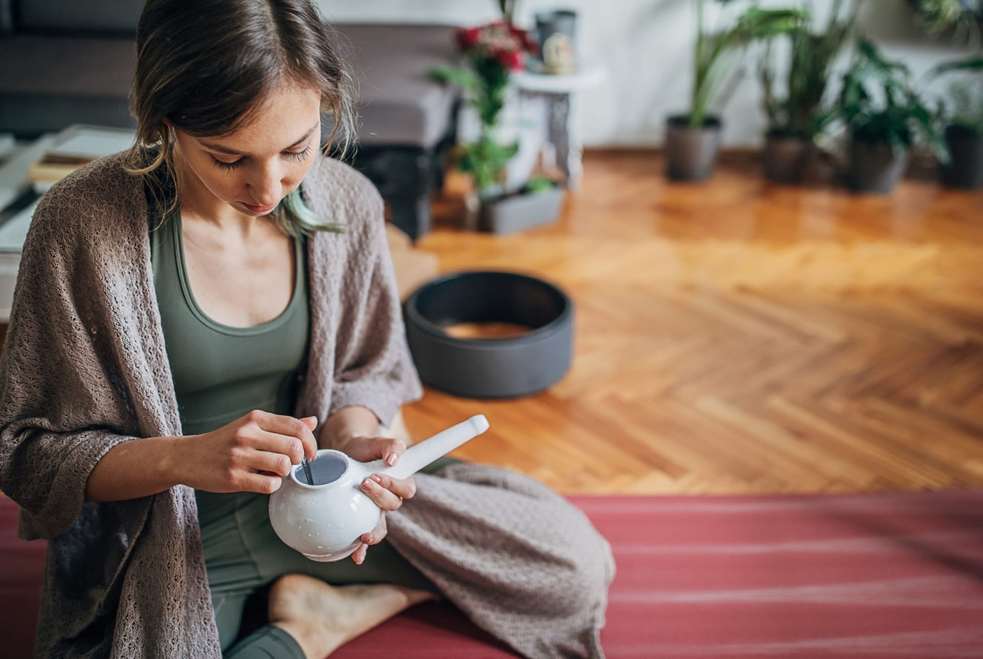 Neti ist ein ganz besonderes Ritual, das nicht nur die Nase, sondern auch den Kopf wieder freier macht und zu mehr Klarheit und Reinheit verhelfen kann.