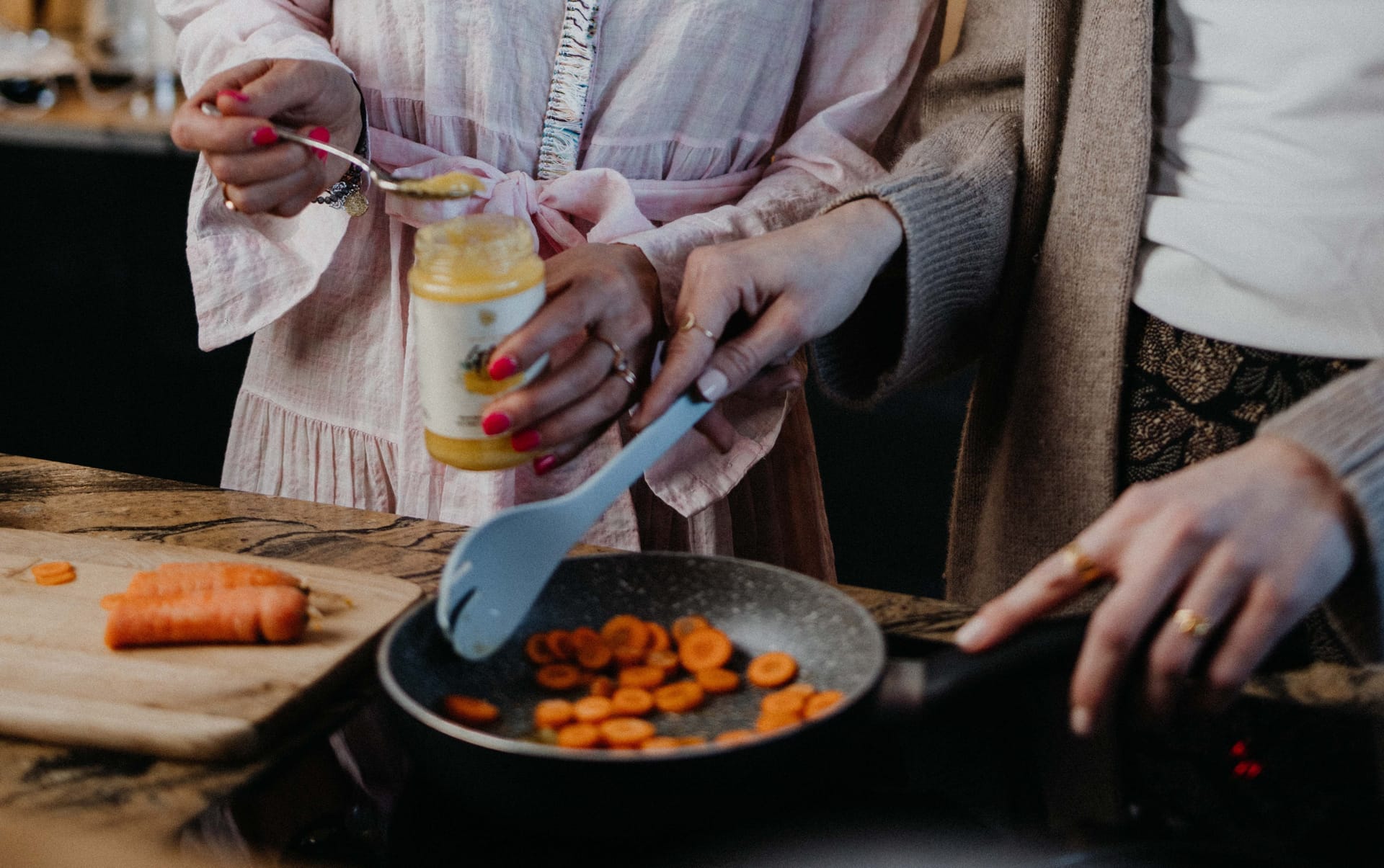 Echtes Ghee ist nicht vegan, da es aus Butter hergestellt wird.