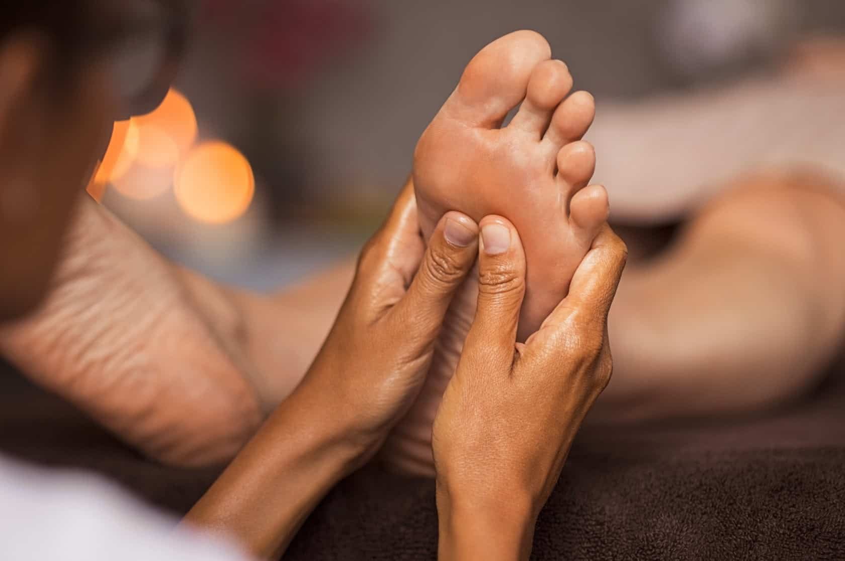 ie Padabhyanga ist eine der wichtigsten ayurvedischen Massagetechniken und bezeichnet die Fußmassage im Ayurveda.