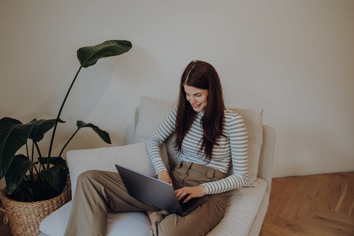 Frau meldet sich zu Hause einfach und schnell beim Newsletter von European Ayurveda an.