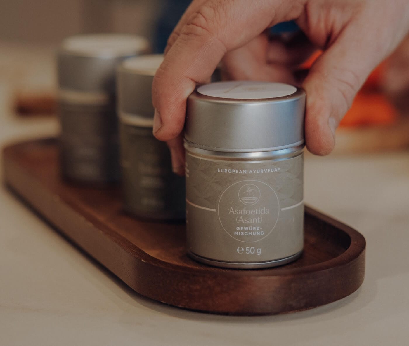Sortiment an heilenden ayurvedischen Gewürzen und Kräutern in der heimischen Küche.