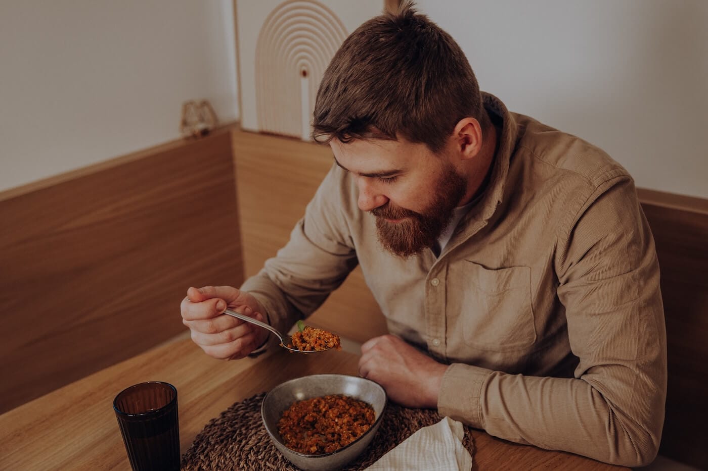 Mann isst bewusst eine Mahlzeit – Symbol für gesunde Verdauung und Stärkung des Verdauungsfeuers (Agni) im Ayurveda.