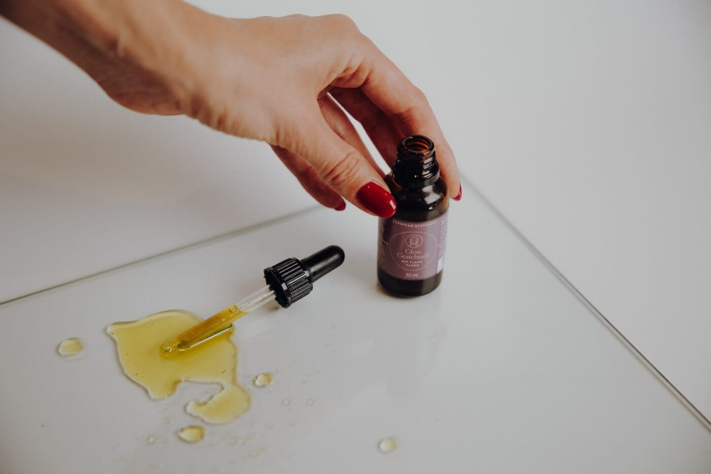 Gesichtsöl mit Pipette auf einer Oberfläche – Darstellung natürlicher Hautpflege für Glow und gesunde Haut.