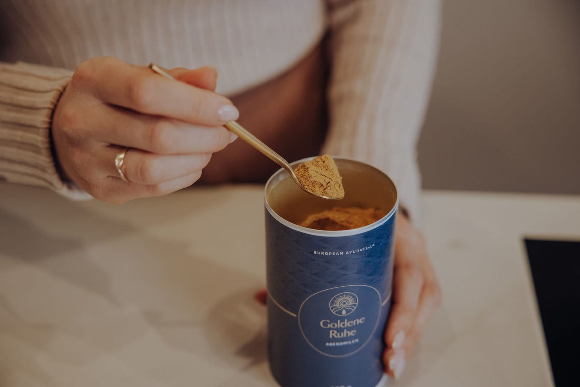 Die Goldene Milch ist bei allen Typen verdauungsfördernd und wirkt entgiftend.