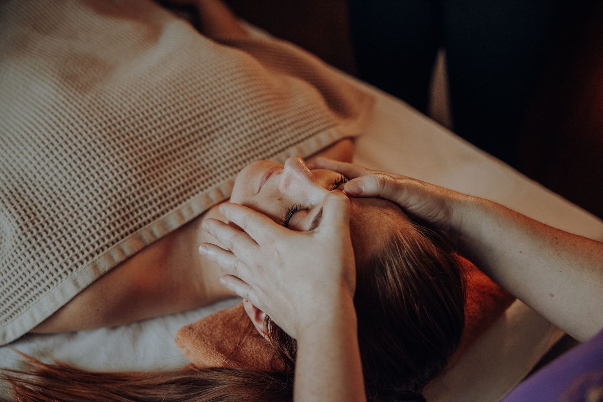 Anti-Aging mit Ayurveda ist also keine Gegenhaltung zum Altern, sondern zeigt einen Weg, wie dem unnatürlich vorzeitigen Altern entgegengewirkt werden kann.