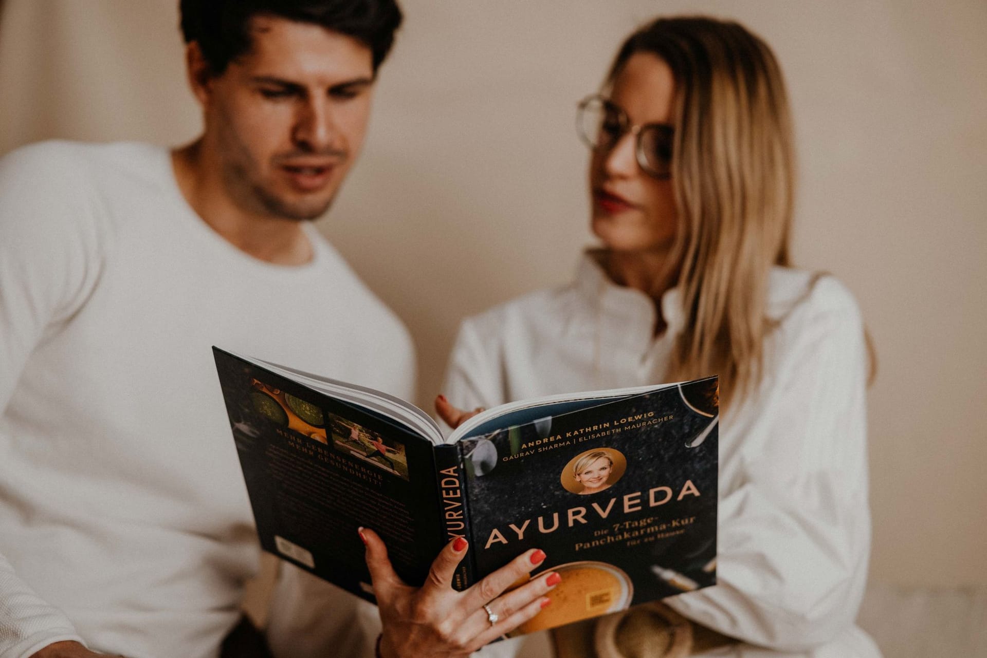 Das Buch "Die 7-Tage-Panchakarma-Kur für zu Hause“ gibt Dir wertvolle Tipps zum Entschlacken, bietet viel Hintergrundwissen und bringt leckere Rezepte für eine gesunde Küche mit.